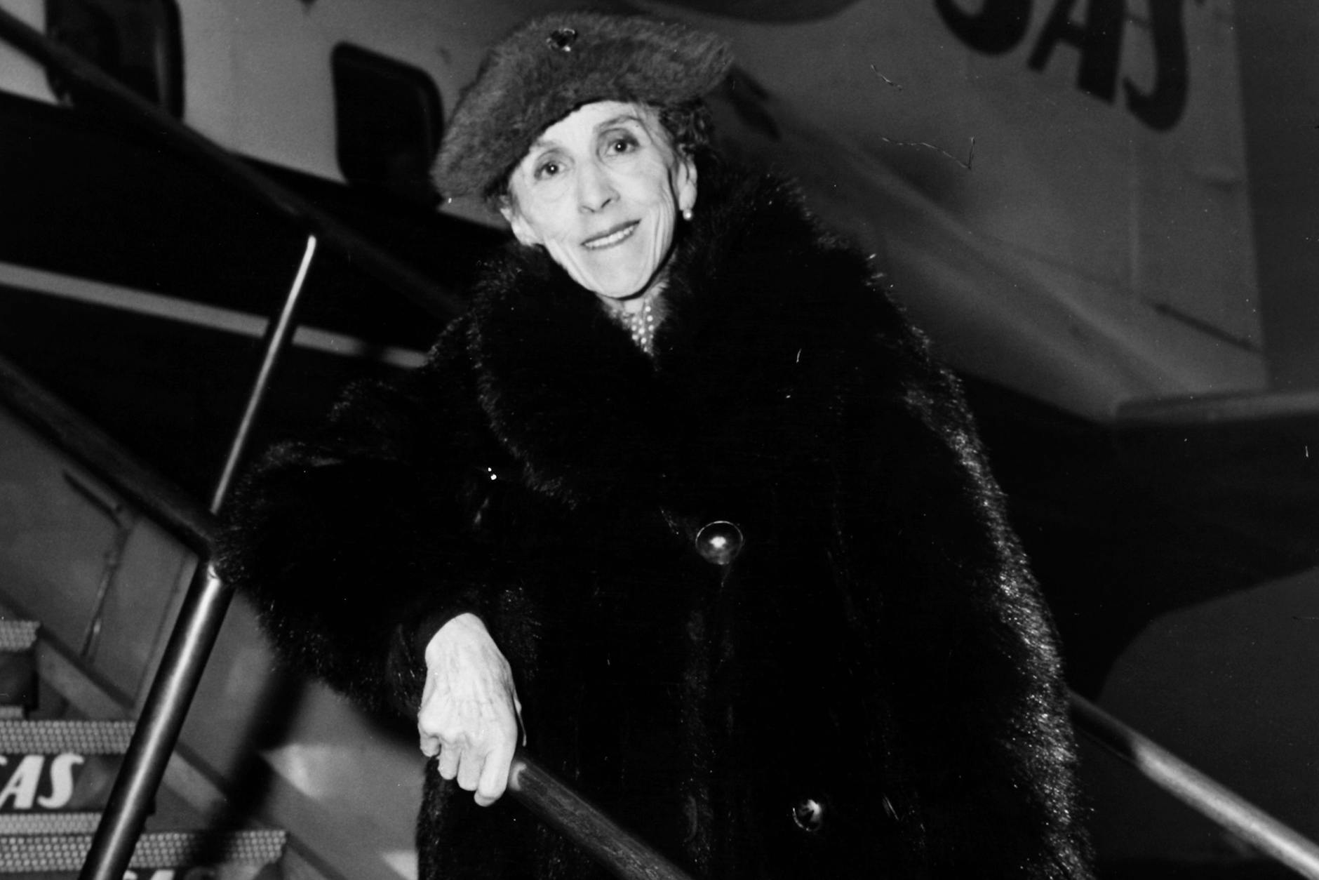 Die Schriftstellerin Tania Blixen 1957 am Kopenhagener Flughafen