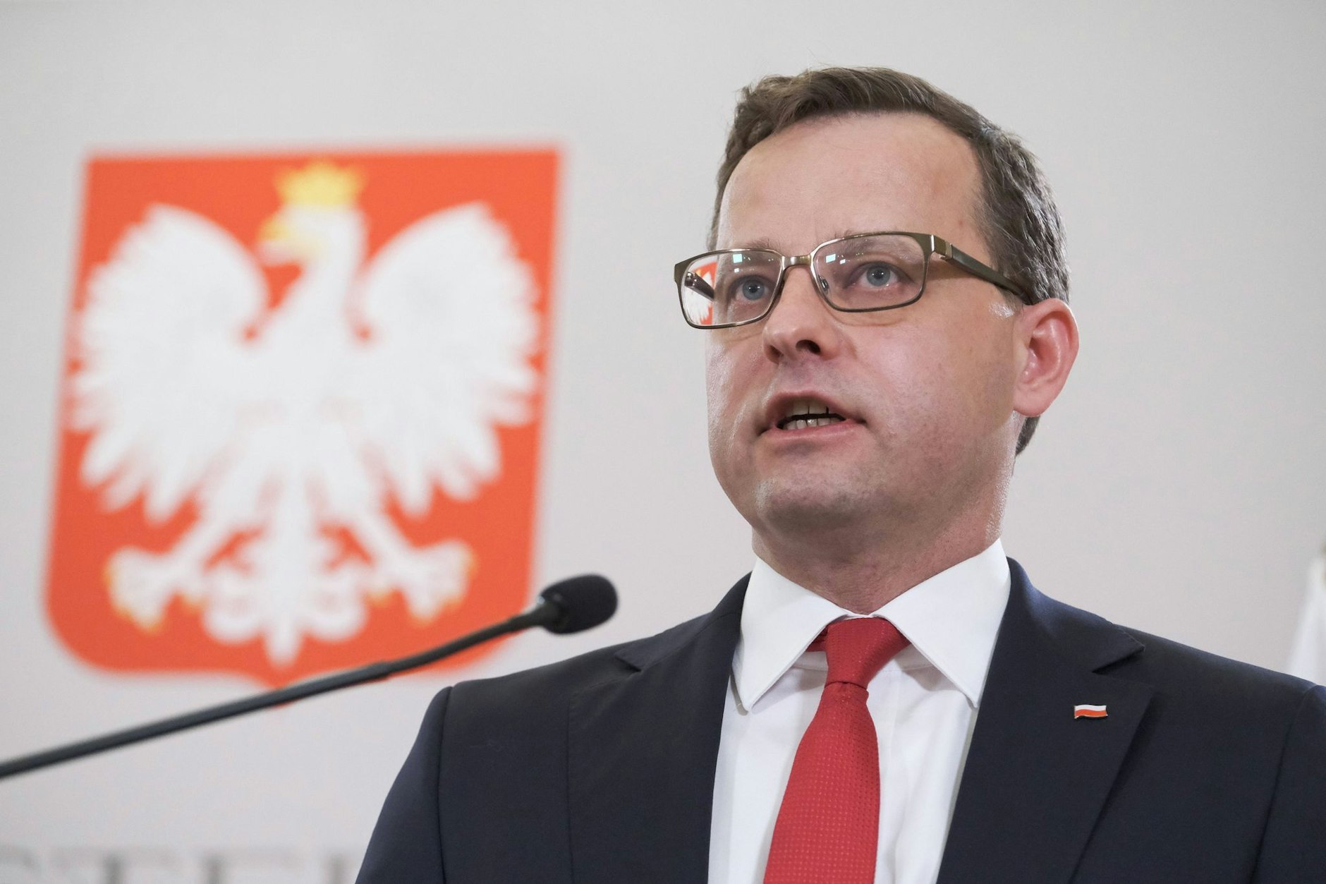 Der damalige stellvertretende polnische Justizminister Marcin Romanowski spricht am 1. August 2021 während einer Pressekonferenz im Justizministerium. Er wird in Polen wegen Korruptionsverdachts gesucht.