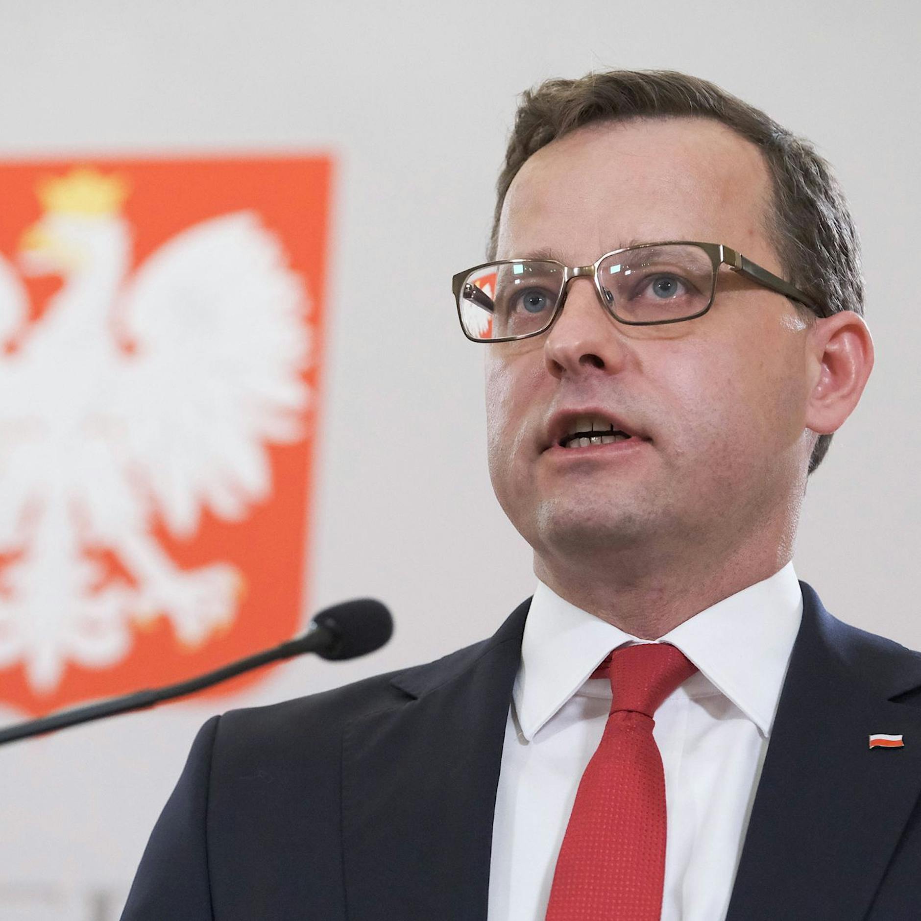 Tusk wütend: Polnischer Parlamentarier Romanowski erhält politisches Asyl in Orbáns Ungarn