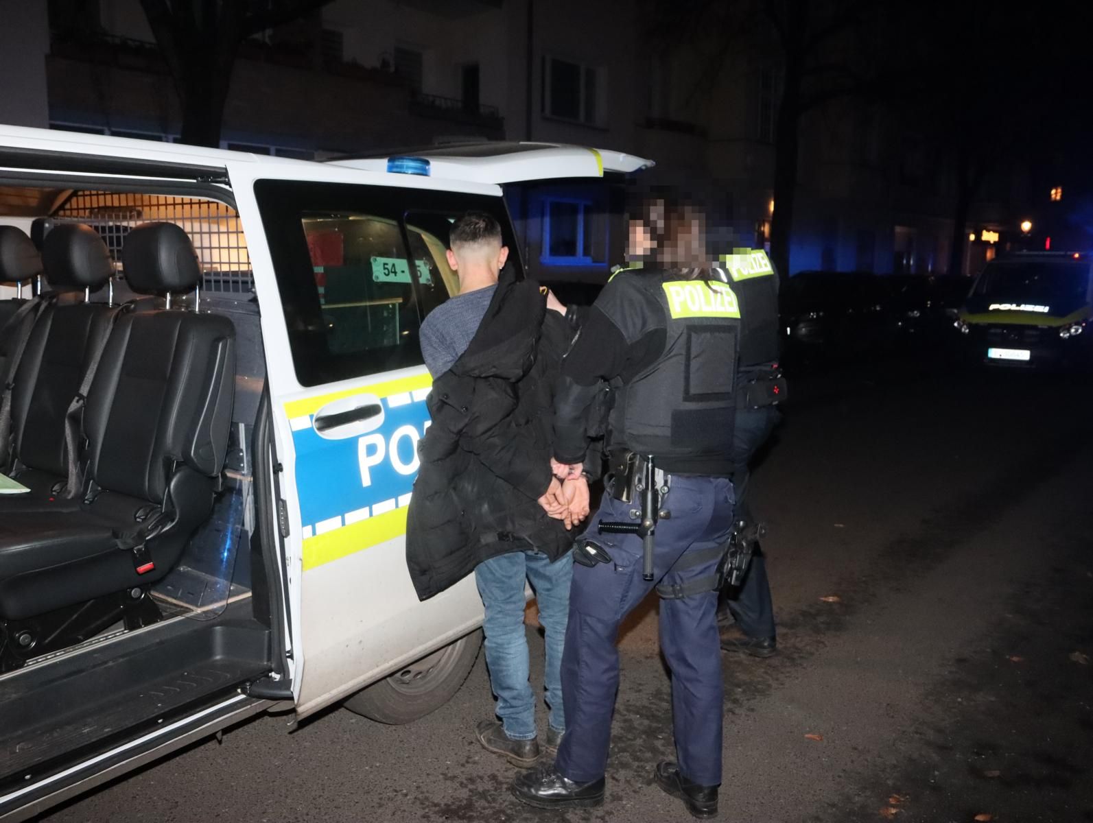 Berliner Weihnachtswunder: Schusswaffe im Café – Ladehemmung verhindert Blutbad!