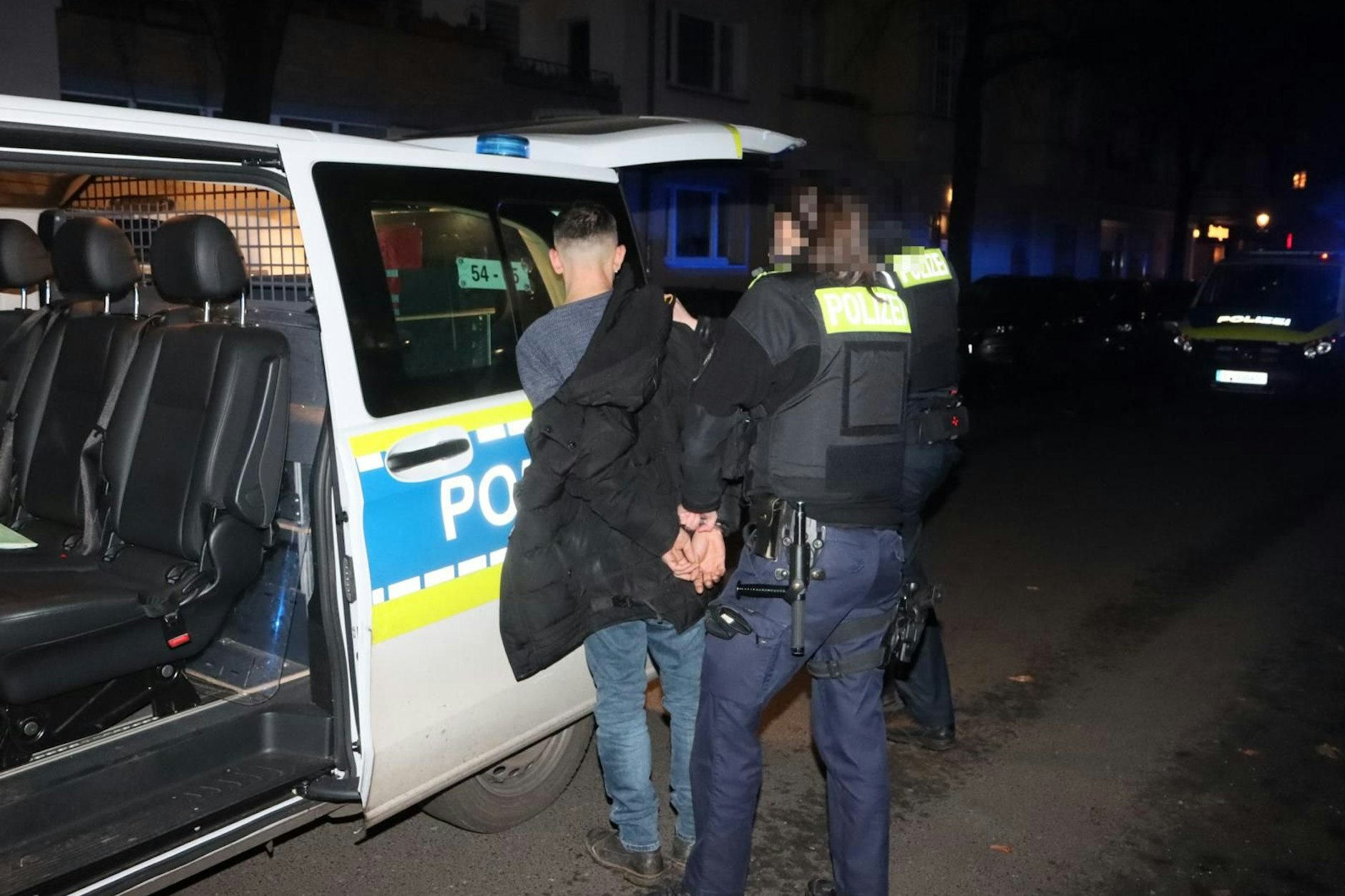 In der Sonnenallee wolle ein Mann in einem Café um sich schießen. Doch die Waffe funktionierte zum Glück nicht.