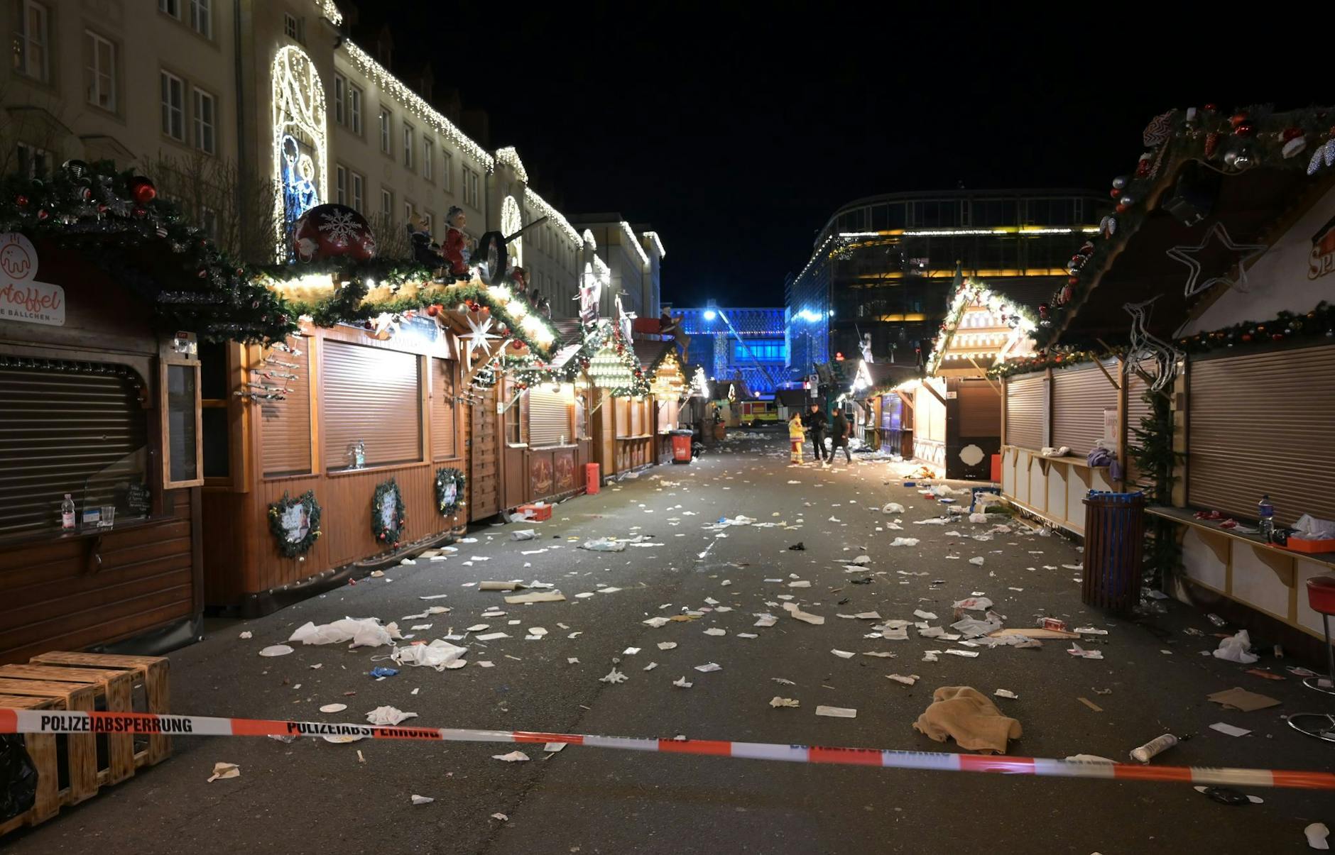 Der Weihnachtsmarkt in Magdeburg gleicht nach dem Anschlag einem Trümmerfeld.