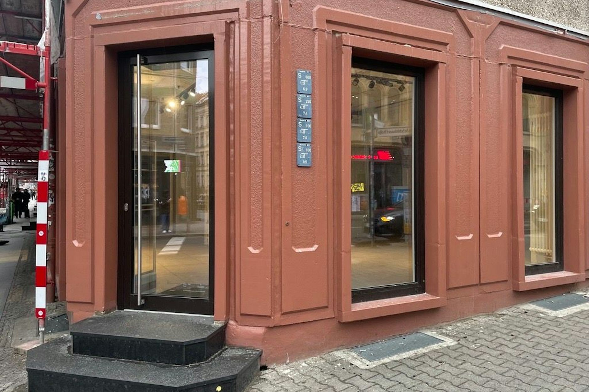 Die bösen Konzerne verdrängen kleine Cafés und Boutiquen: Ist es wirklich so simpel?