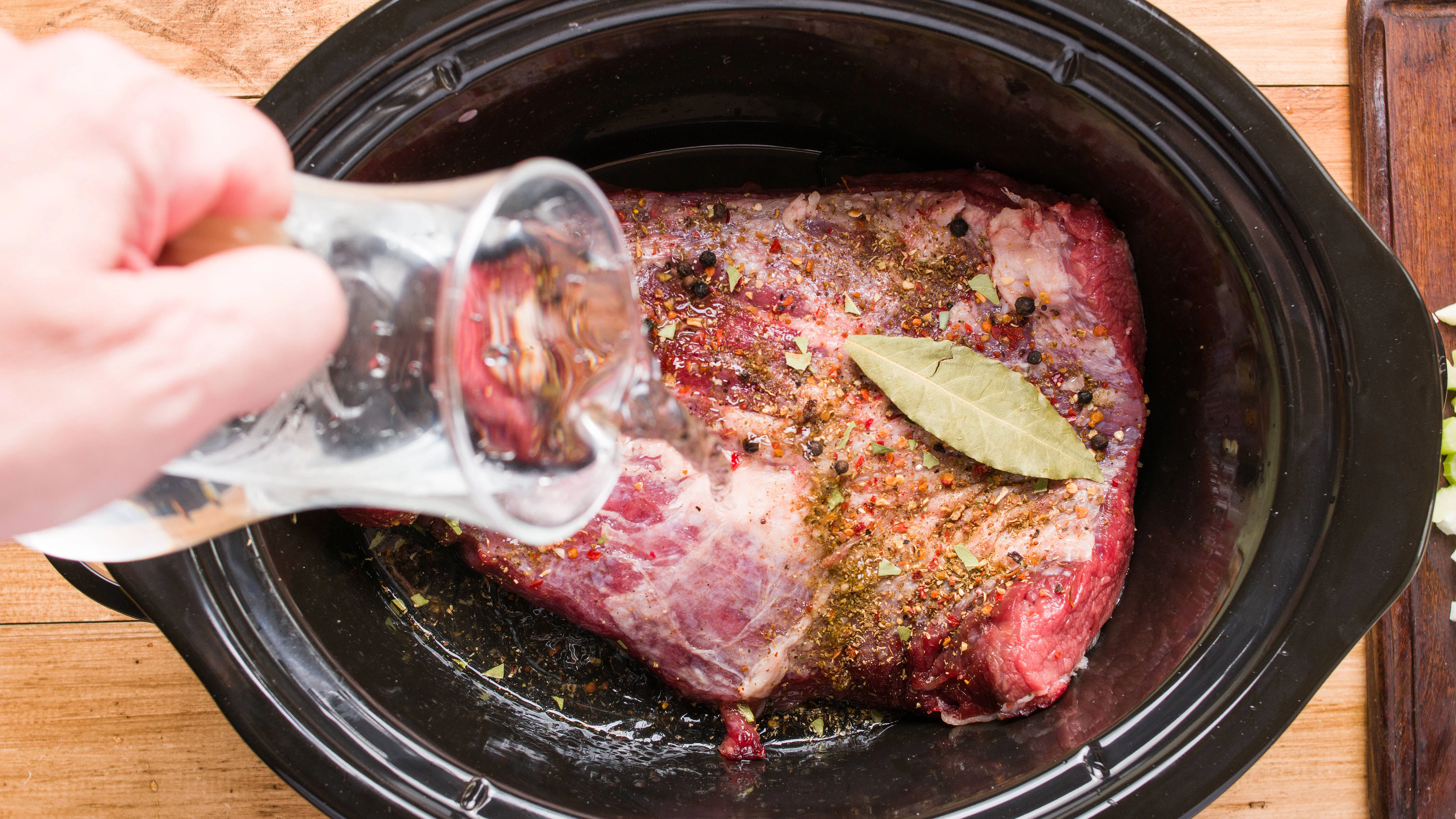 Das Rezept für Rinderbraten ist nicht kompliziert, braucht nur ein wenig Zeit. 