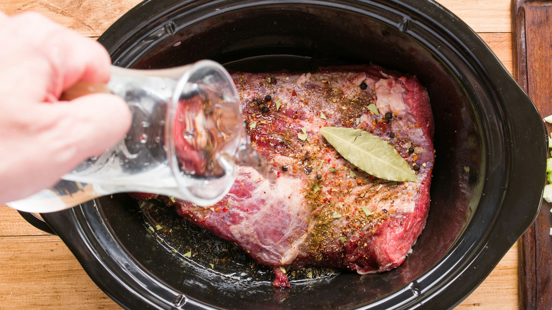 Das Rezept für Rinderbraten ist nicht kompliziert, braucht nur ein wenig Zeit. 