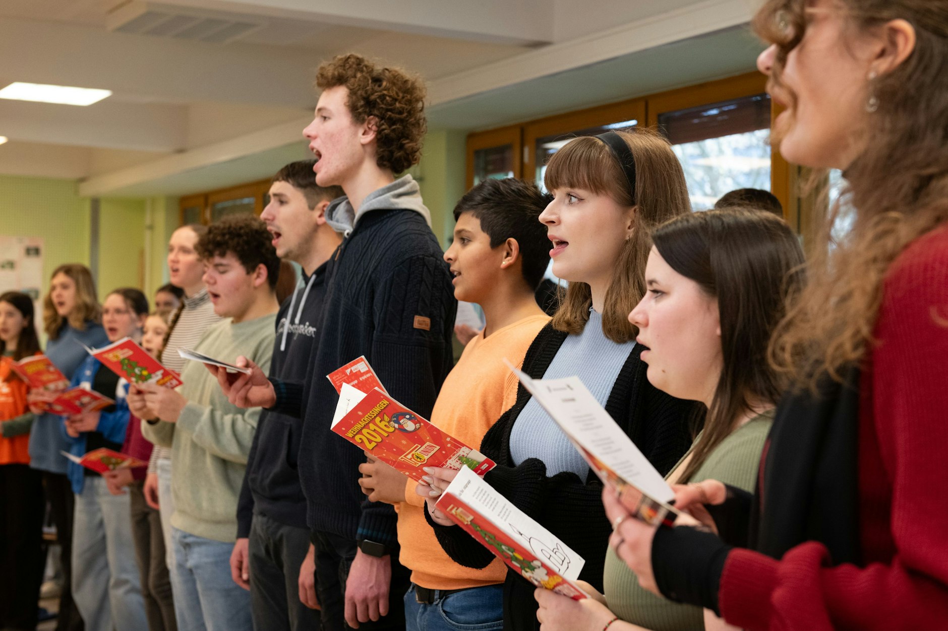 „Wo sind denn die Fußballspieler?“: Chorprobe fürs Weihnachtssingen des 1. FC Union Berlin im Köpenicker Emmy-Noether-Gymnasium.