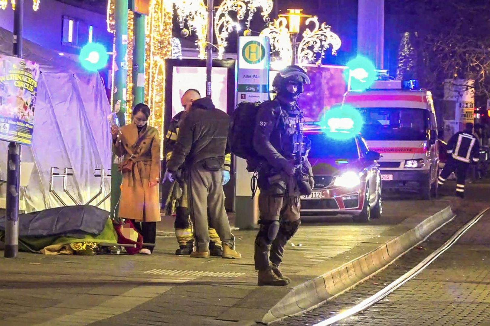 Ein Auto ist am Freitagabend in einen Weihnachtsmarkt gerast. Lange war die Lage unübersichtlich.