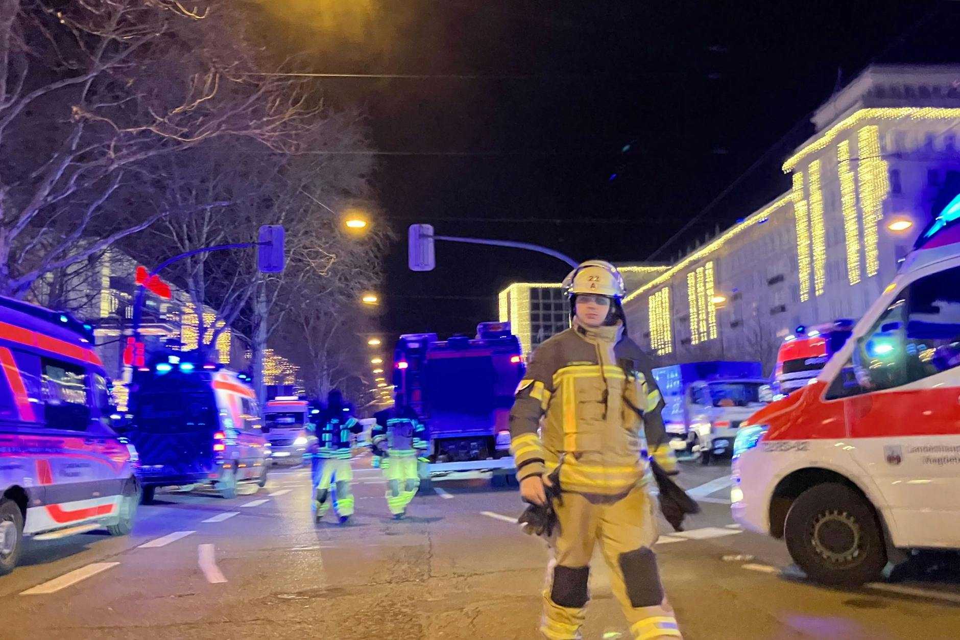 Auch Stunden nach der Tat werden noch Verletzte versorgt. Die Magdeburger Kliniken sind überlastet.