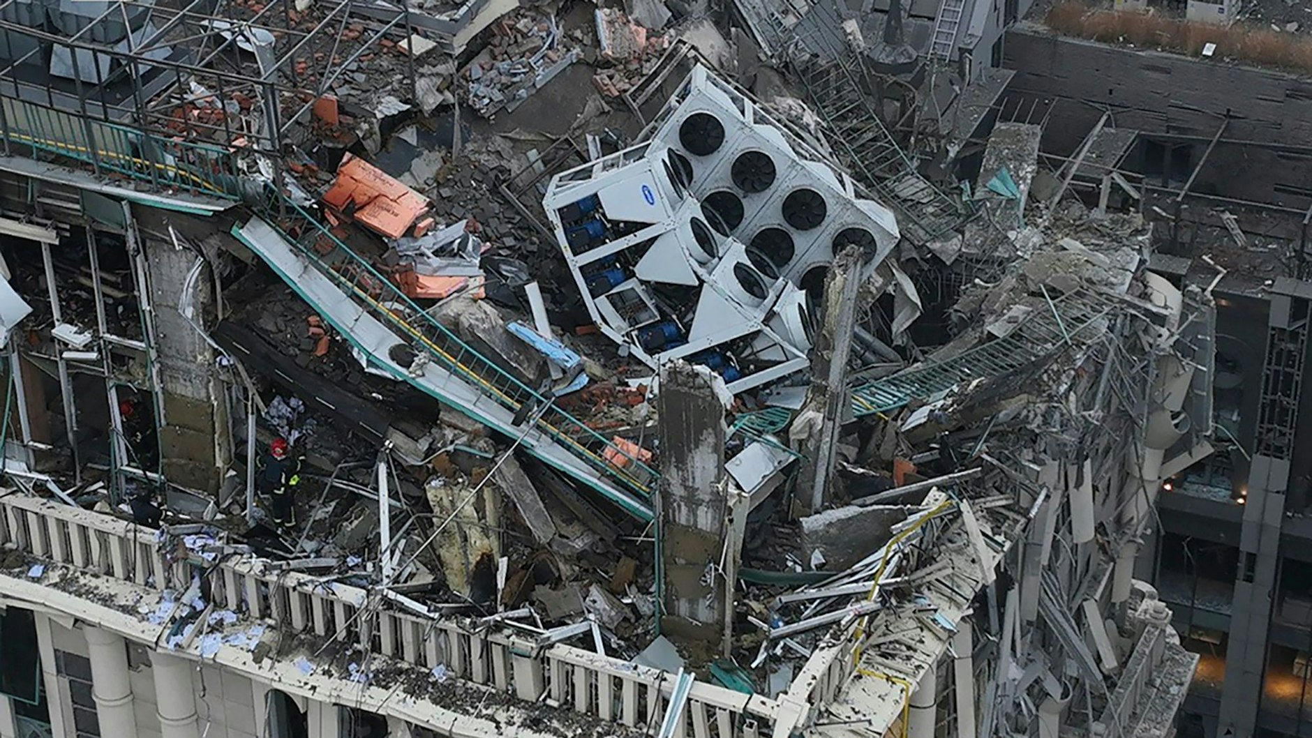 Auf diesem vom ukrainischen Rettungsdienst via AP zur Verfügung gestellten Foto arbeiten Feuerwehrleute an einem beschädigten Gebäude nach einem russischen Raketenangriff in Kiew. 