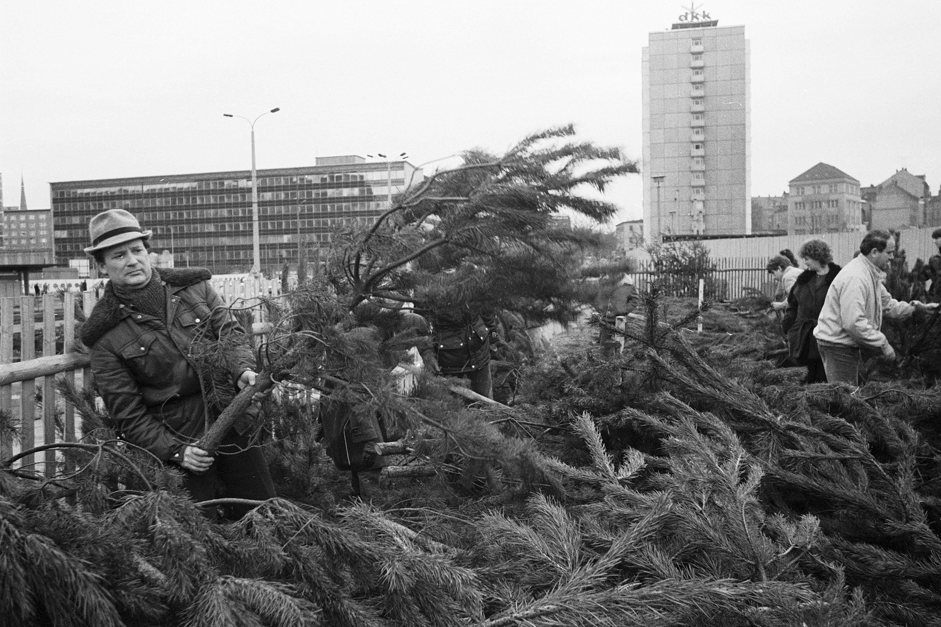 Weihnachtsbaumverkauf in Karl-Marx-Stadt (Chemnitz) im Jahr 1985