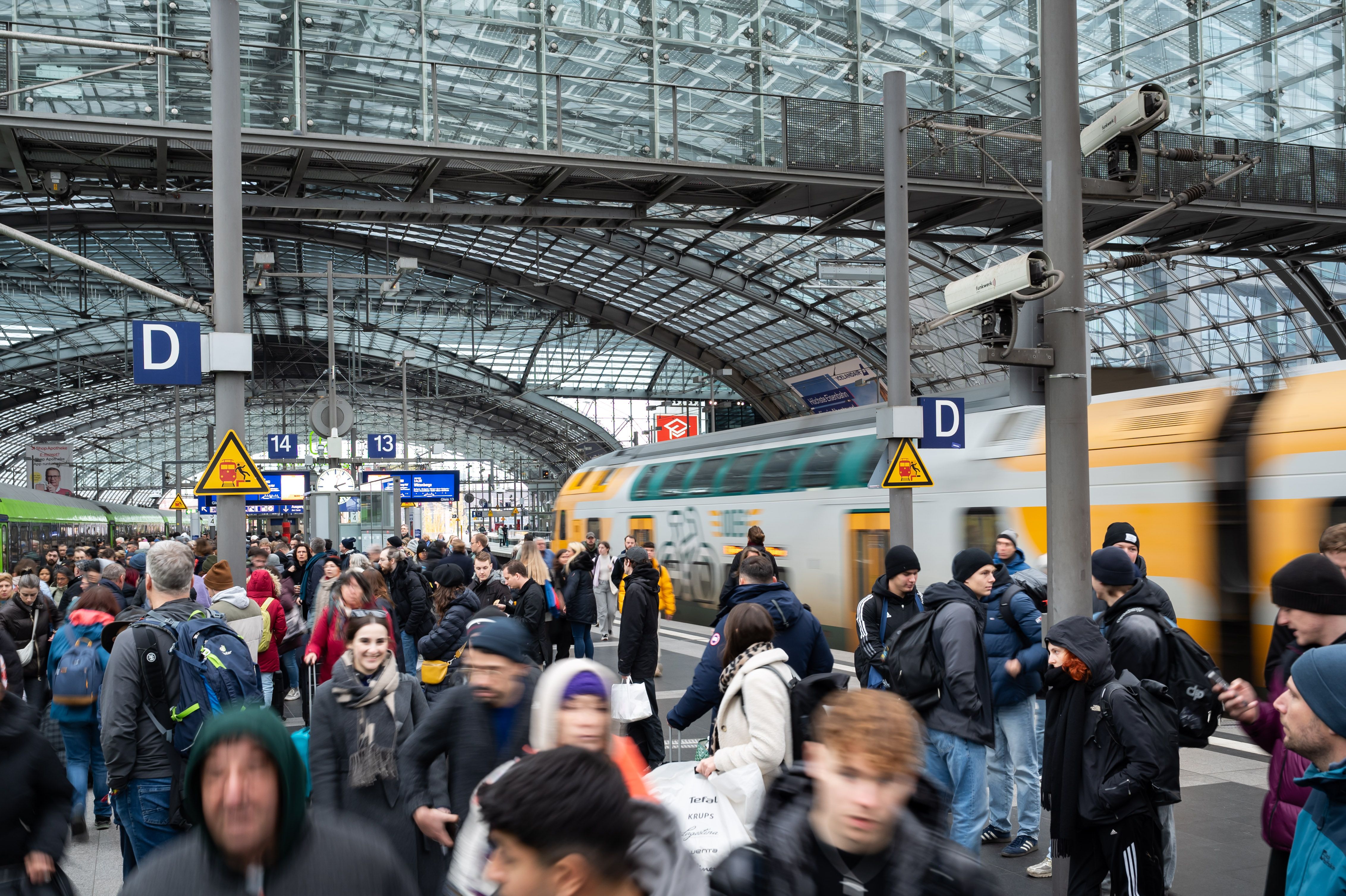 Hauptbahnhof: Keine Besserung bei Gedrängel auf Bahnsteigen in Sicht