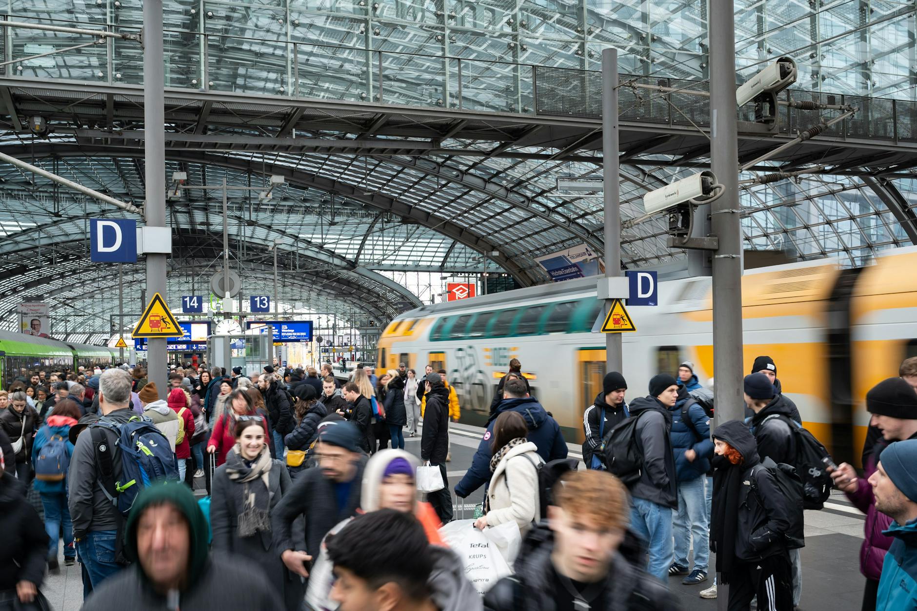 Volle Bahnsteige zu Stoßzeiten sorgen am Berliner Hauptbahnhof für Frust.