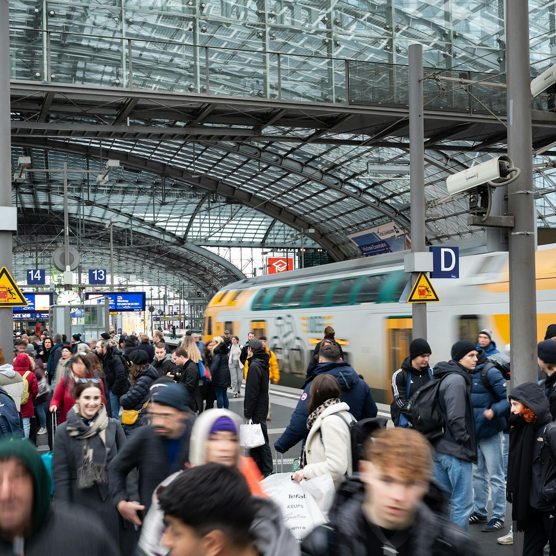 Hauptbahnhof: Keine Besserung bei Gedrängel auf Bahnsteigen in Sicht