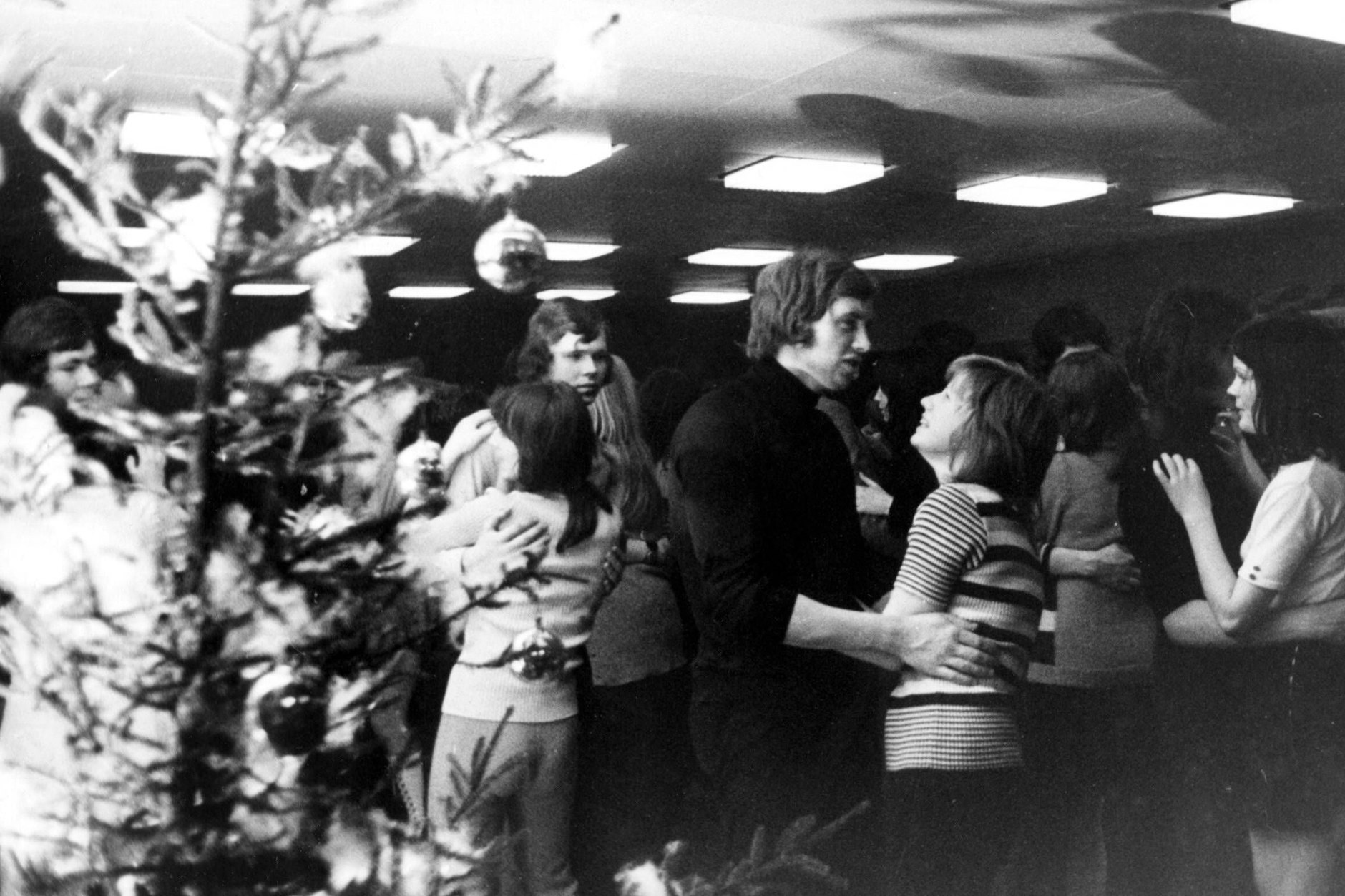 Weihnachtlicher Paartanz in einem Jugendclub im Jahr 1973
