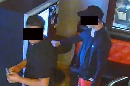 Die Bauchtaschen-Räuber nach der Tat.