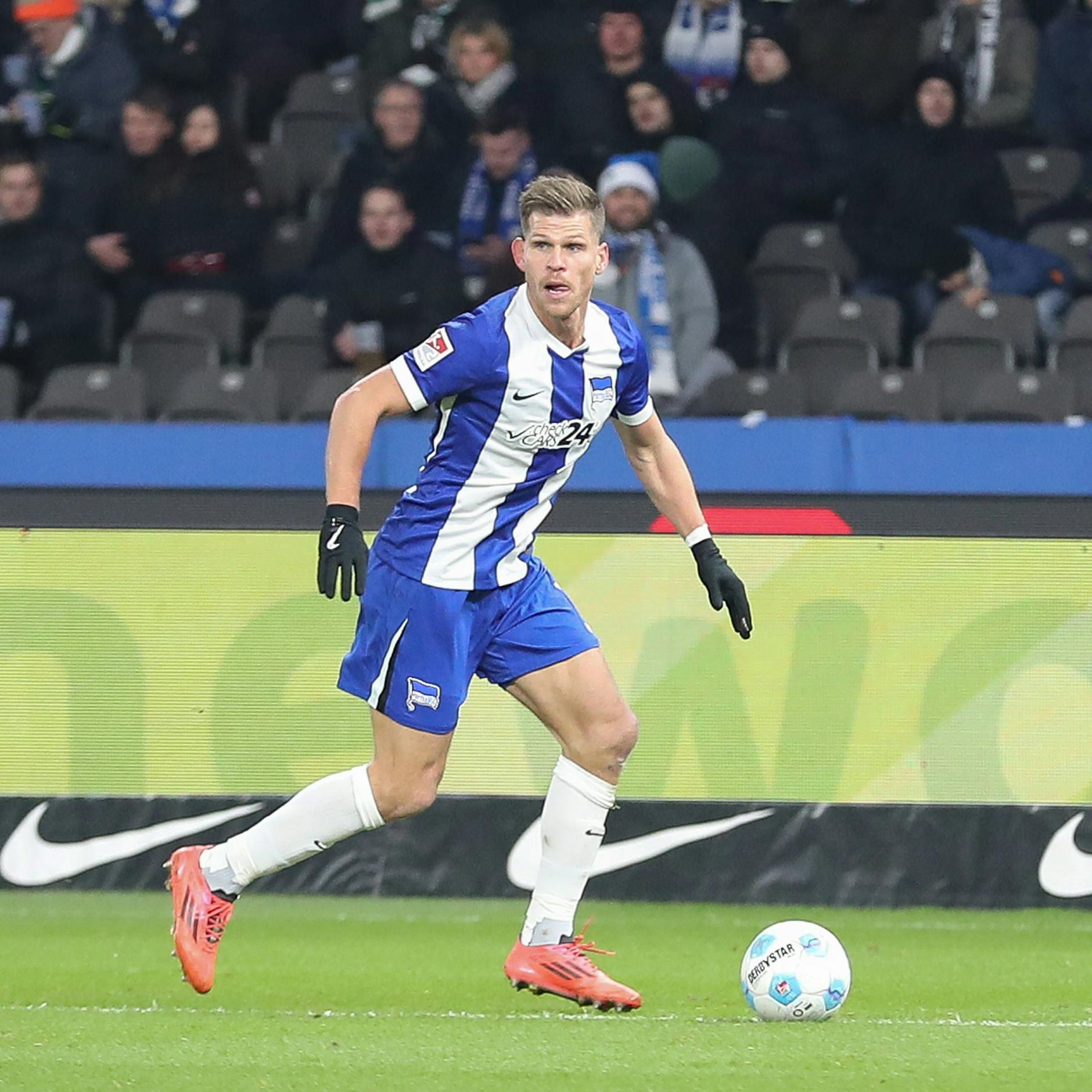 Stürmer Florian Niederlechner hat seine Muskelprobleme überstanden und meldet sich für das Spiel in Hannover fit.