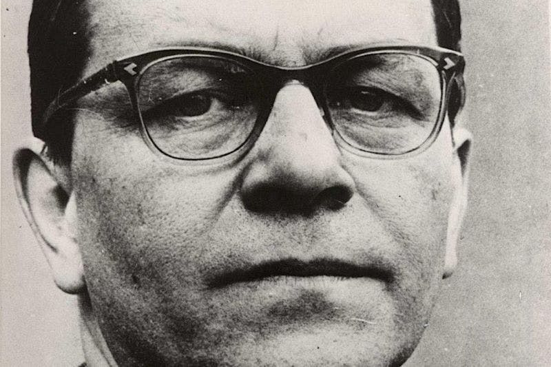 Peter Weiss (1916–1982) war ein deutsch-schwedischer Schriftsteller, Maler und Filmemacher, bekannt für seine politisch engagierten Werke. Sein bekanntes Drama <em><em>Die Ermittlung</em></em> basiert auf den Aussagen/Akten der Frankfurter Auschwitz-Prozesse und beleuchtet die Gräueltaten des Holocaust. Weiss setzte sich in seinen Arbeiten kritisch mit Themen wie Macht, Gerechtigkeit und menschlichem Leid auseinander.<strong></strong>