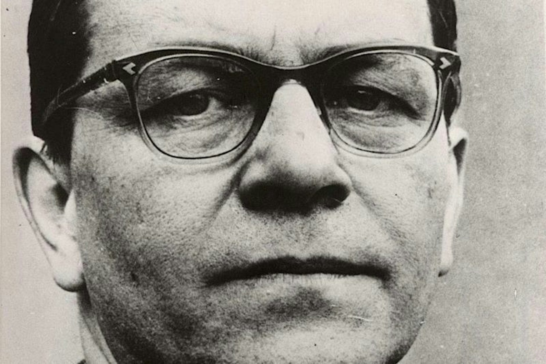 Peter Weiss (1916–1982) war ein deutsch-schwedischer Schriftsteller, Maler und Filmemacher, bekannt für seine politisch engagierten Werke. Sein bekanntes Drama <em><em>Die Ermittlung</em></em> basiert auf den Aussagen/Akten der Frankfurter Auschwitz-Prozesse und beleuchtet die Gräueltaten des Holocaust. Weiss setzte sich in seinen Arbeiten kritisch mit Themen wie Macht, Gerechtigkeit und menschlichem Leid auseinander.<strong></strong>