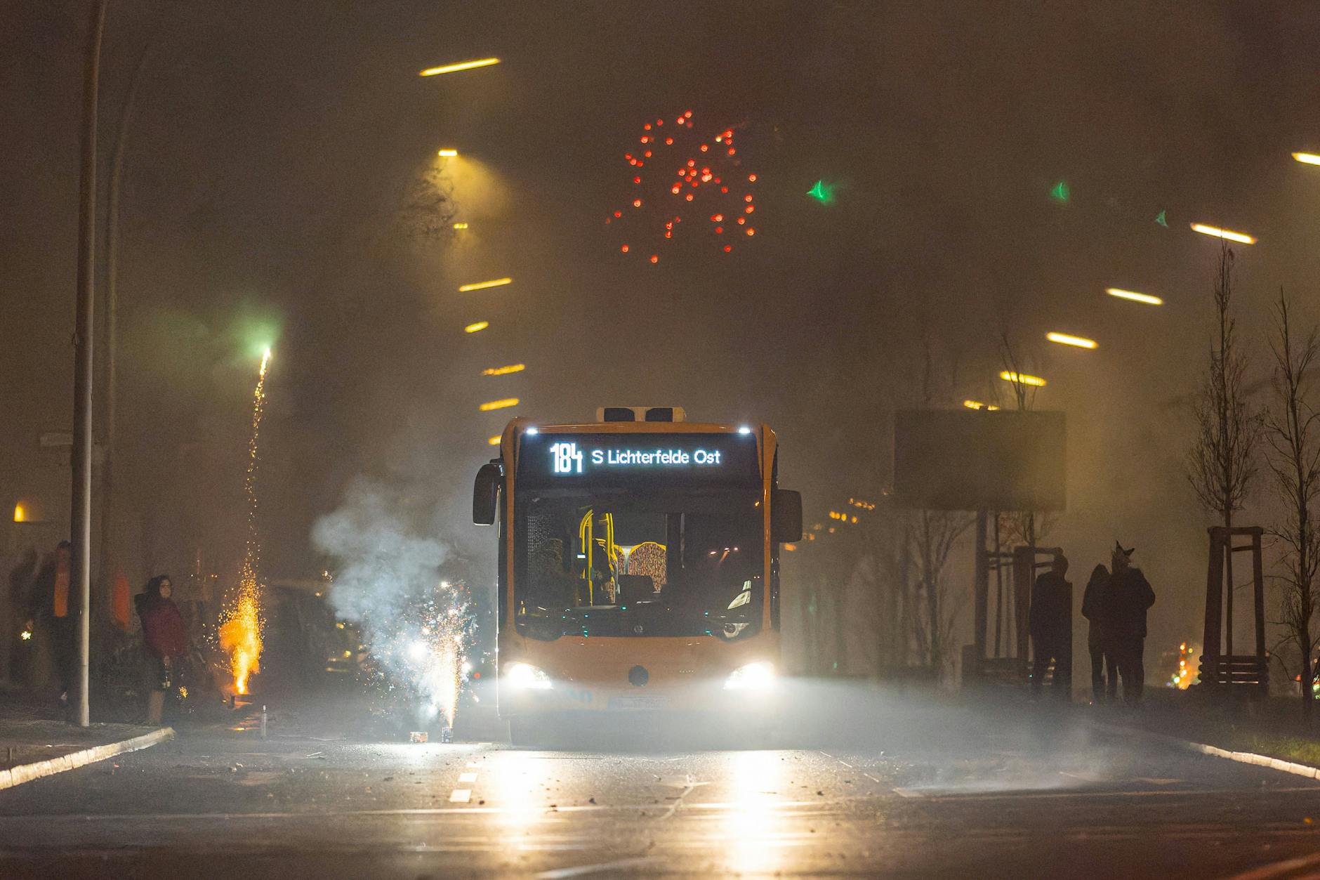 Ein BVG-Bus fährt an Silvester durch Berlin.
