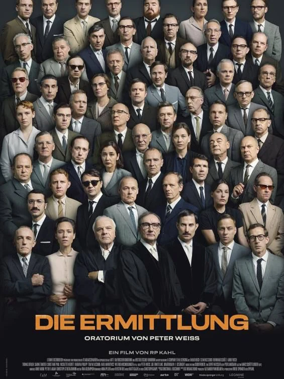 Im Zentrum des Films stehen ein Richter, ein Verteidiger und ein Ankläger, die im Rahmen der Verhandlung auf 28 Zeuginnen und Zeugen treffen, die von ihren Erlebnissen und Beobachtungen in Auschwitz berichten.