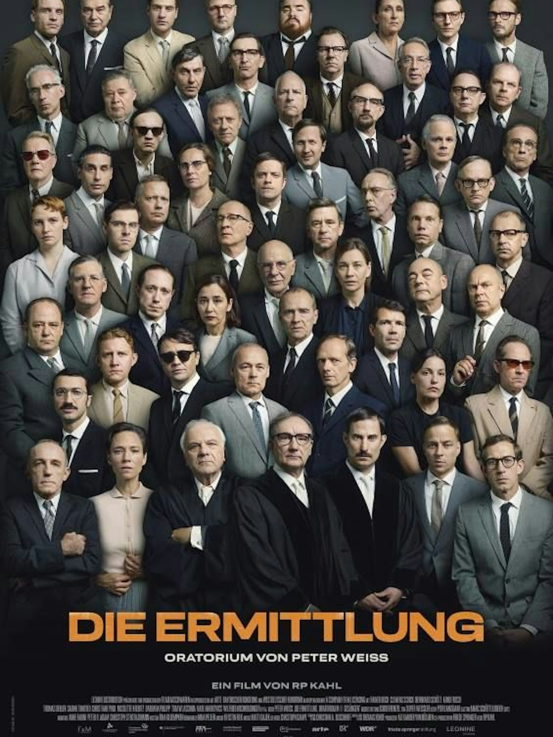 Im Zentrum des Films stehen ein Richter, ein Verteidiger und ein Ankläger, die im Rahmen der Verhandlung auf 28 Zeuginnen und Zeugen treffen, die von ihren Erlebnissen und Beobachtungen in Auschwitz berichten.