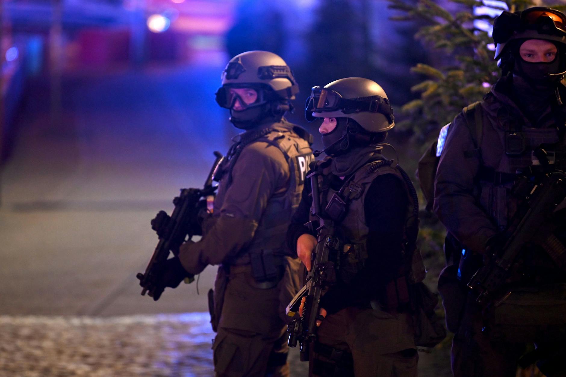 Polizisten eines Spezialeinsatzkommandos (SEK) sind vor Ort. Der Täter, ein Arzt aus Saudi-Arabien.