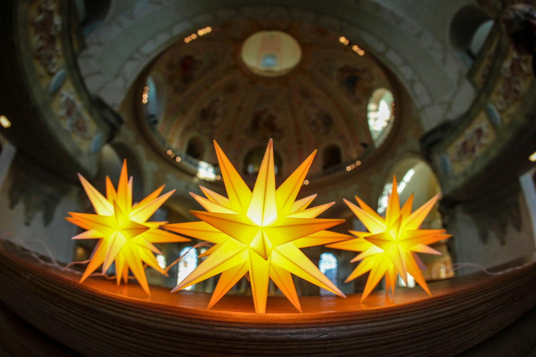 Gelb-weiße Herrnhuter Sterne in der jüngsten Edition für die Frauenkirche Dresden