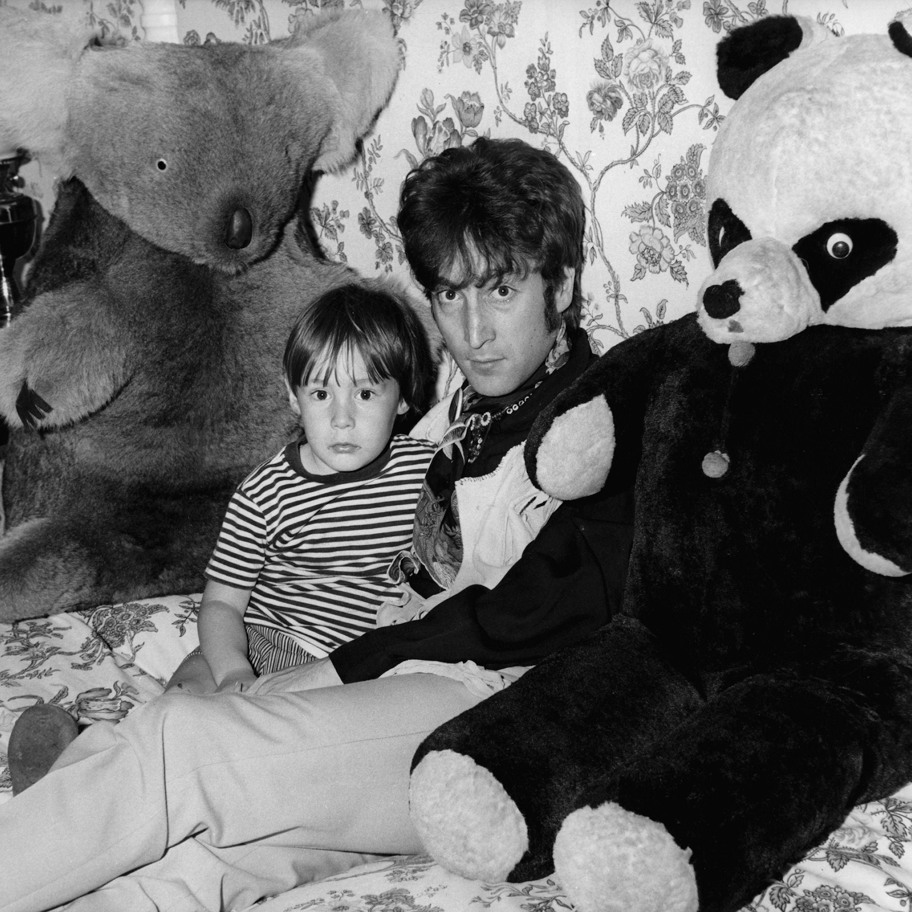 John Lennon mit seinem Sohn Julian auf einem Foto aus dem Jahr 1968