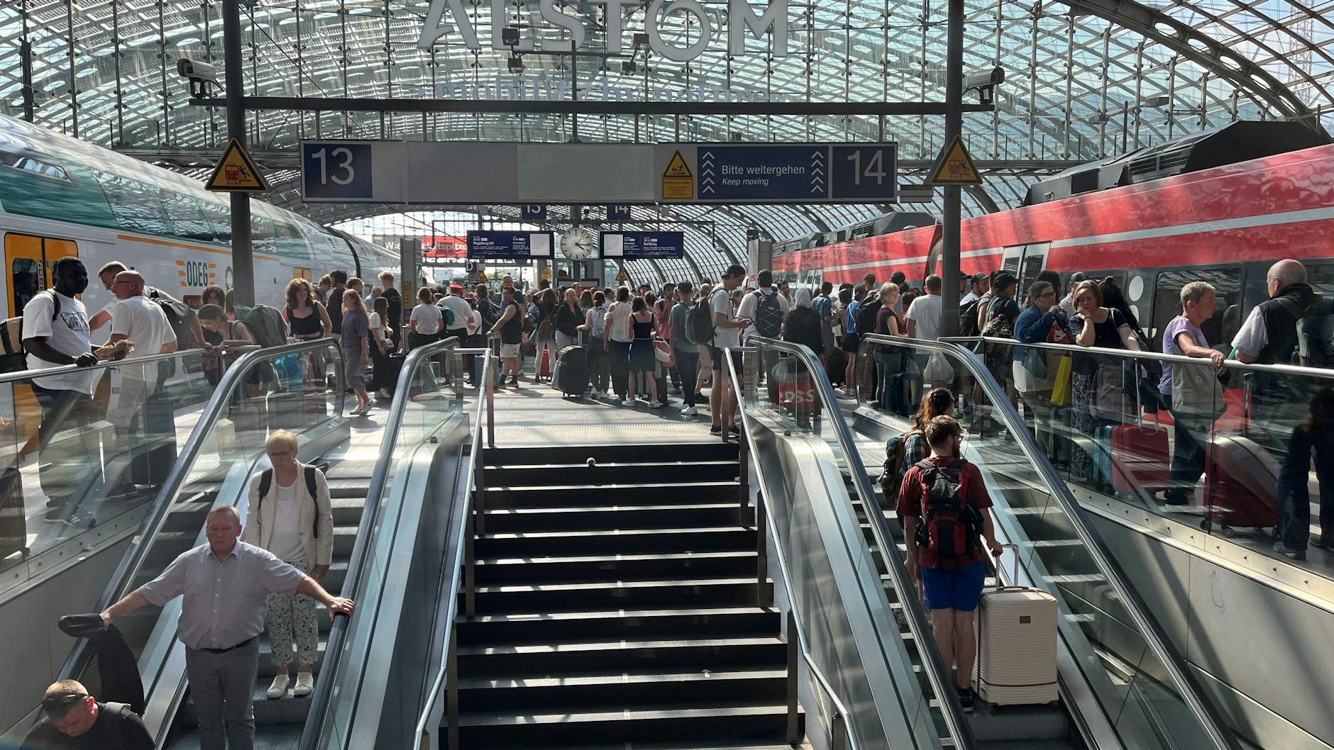 An den Gleisen 13 und 14 drängen sich die Fahrgäste. „Bitte weitergehen/ keep moving“, steht auf einem Schild über der Fahrtreppe.