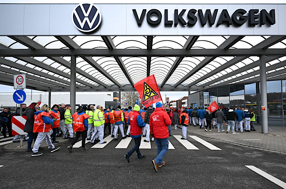 Beschäftigte von Volkswagen Anfang Dezember bei einem Warnstreik vor dem Werk in Zwickau.