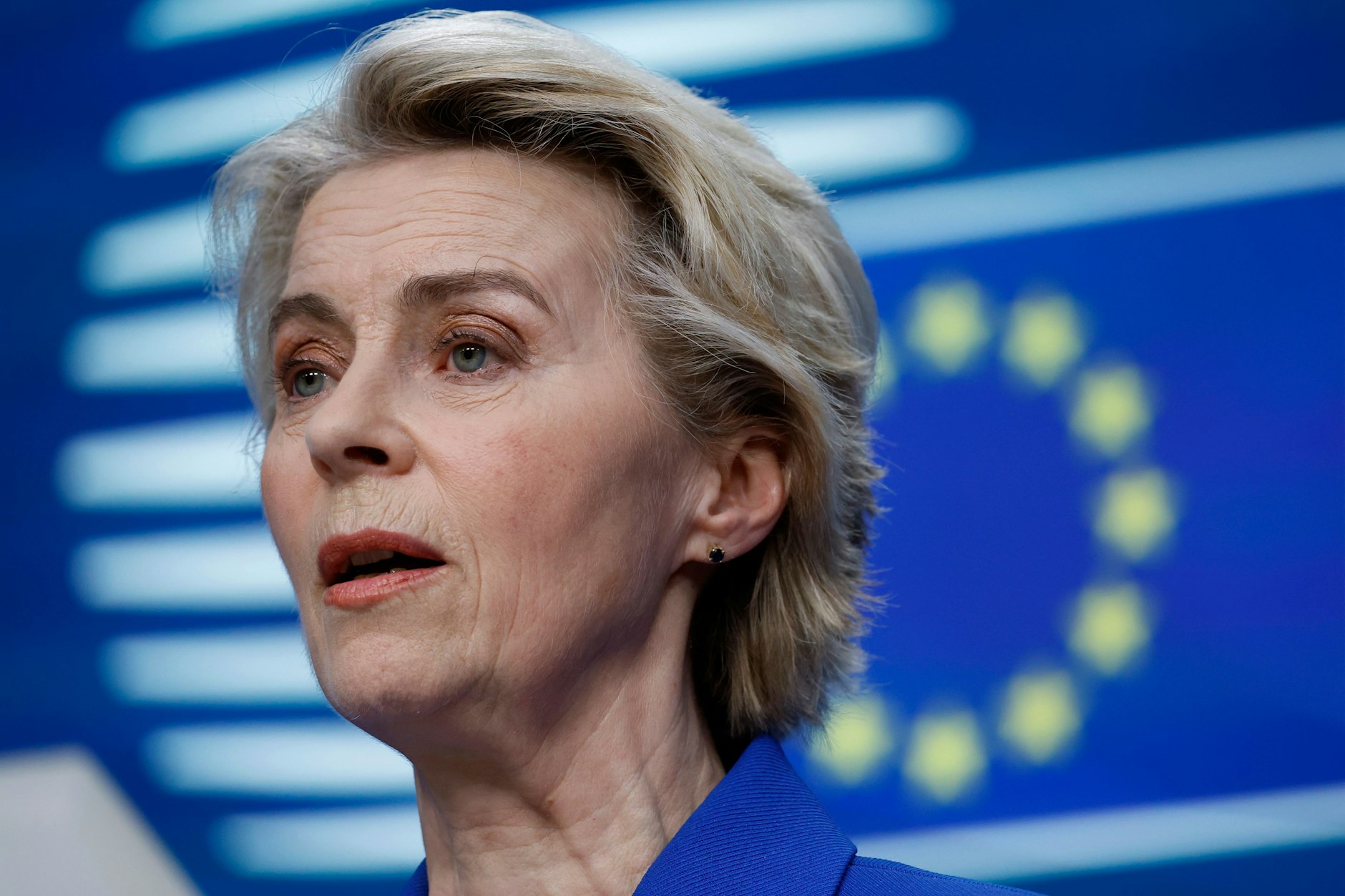 Die Präsidentin der Europäischen Kommission, Ursula von der Leyen, spricht zum Abschluss eines EU-Gipfels in Brüssel auf einer Pressekonferenz.