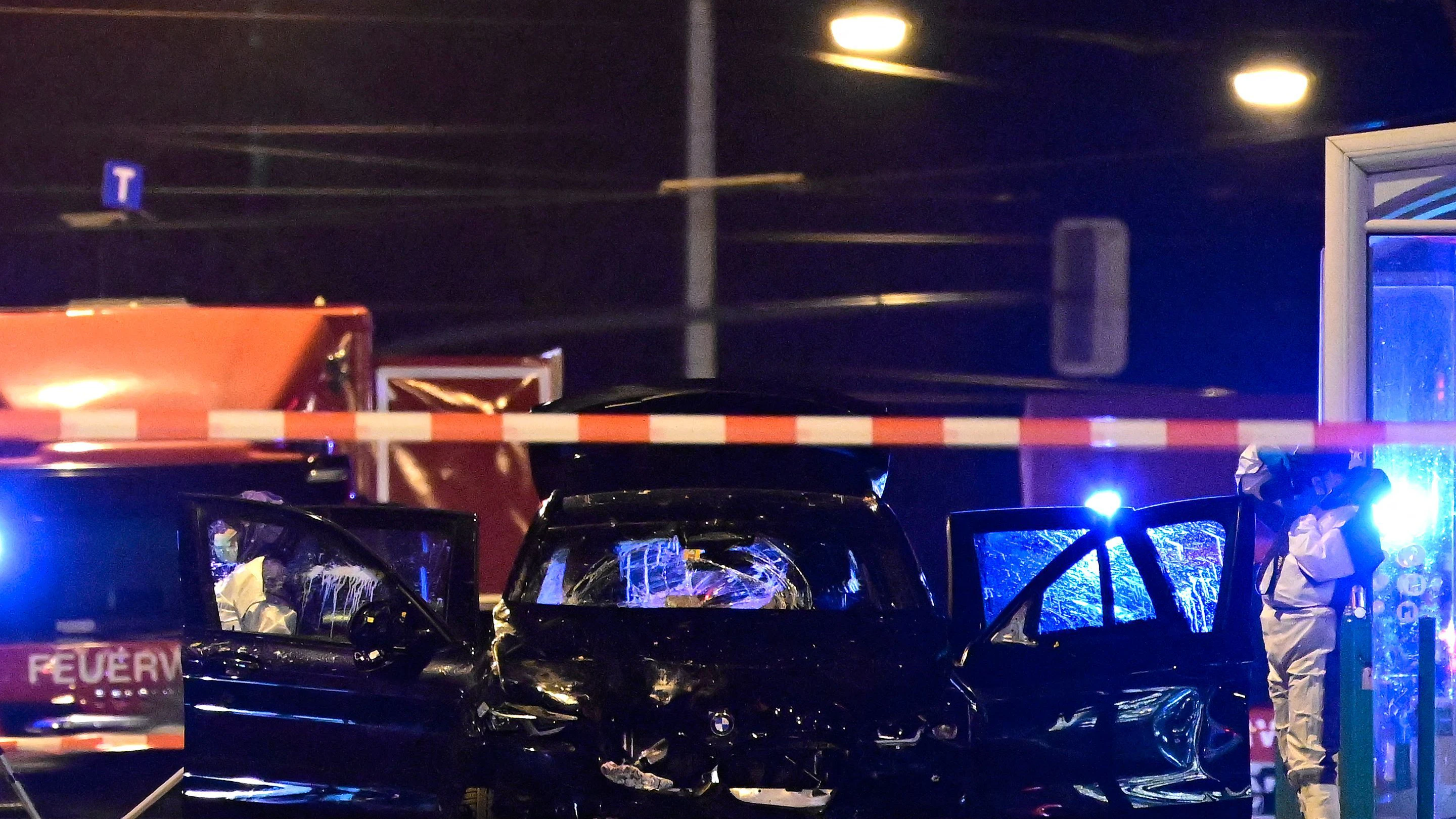 Die Spurensicherung untersucht das Tatfahrzeug, welches am Freitagabend noch auf der Ernst-Reuter-Allee in Magdeburg stand.