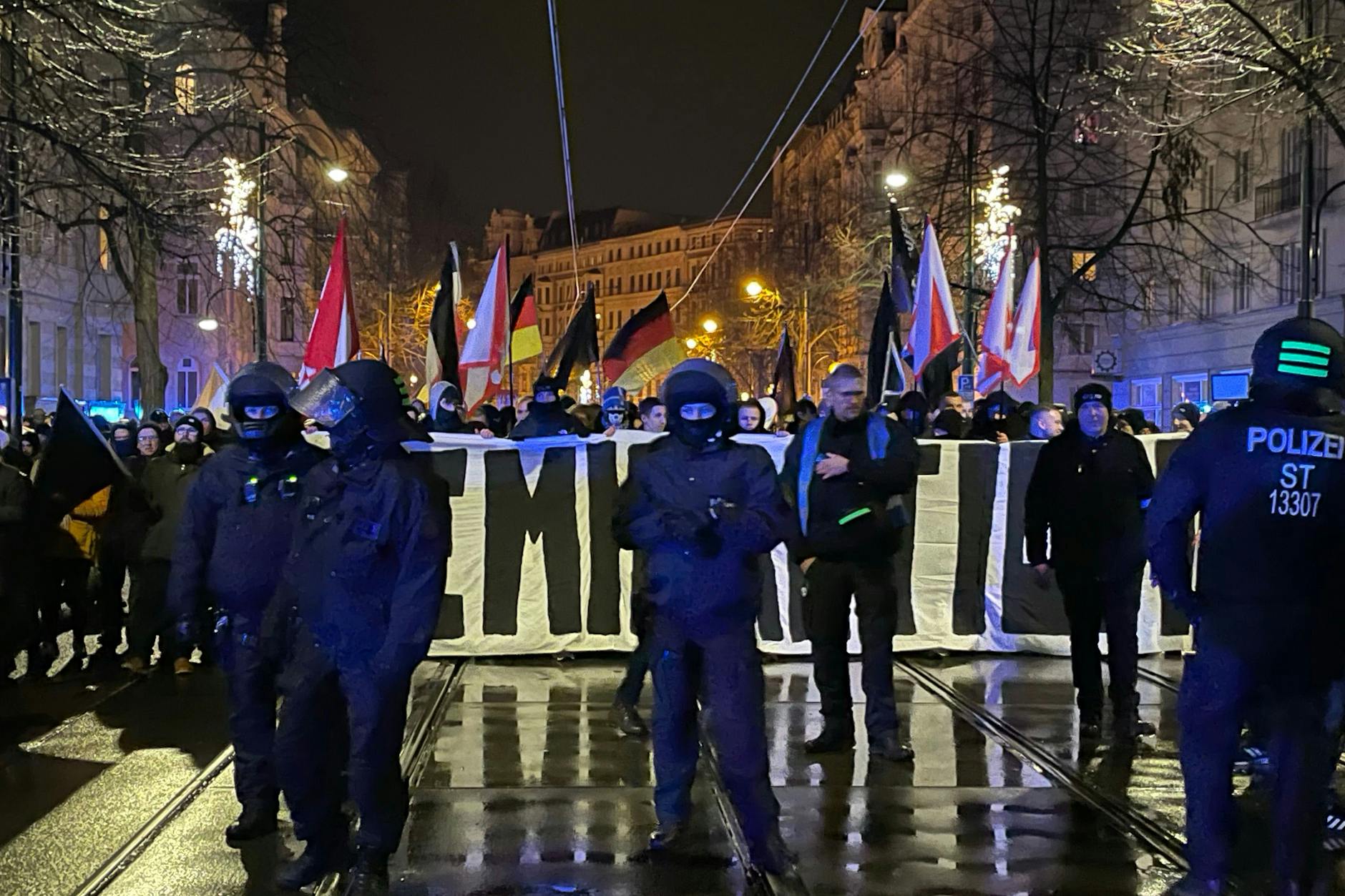 Hunderte Rechte demonstrieren am Samstagabend in Magdeburg.