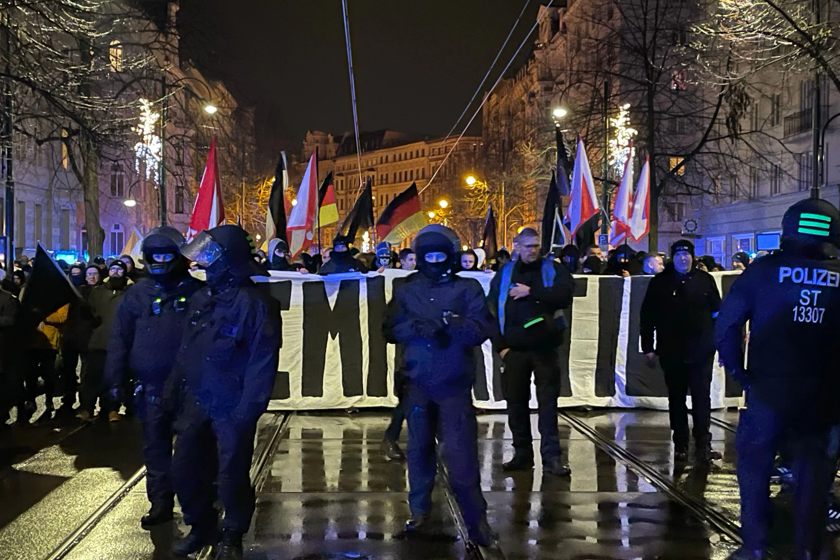 Hunderte Rechte demonstrieren am Samstagabend in Magdeburg.
