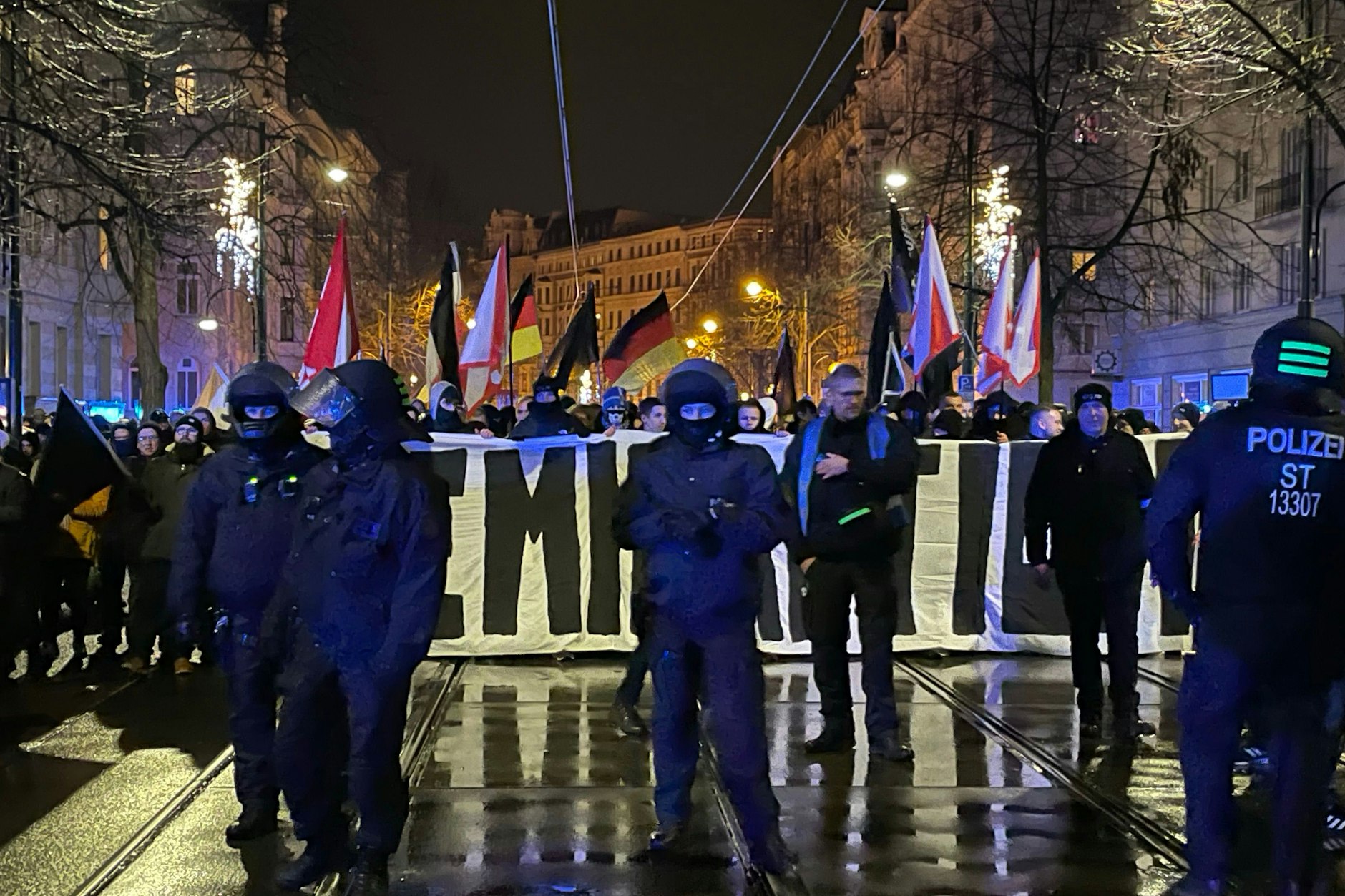 Hunderte Rechte demonstrieren am Samstagabend in Magdeburg.