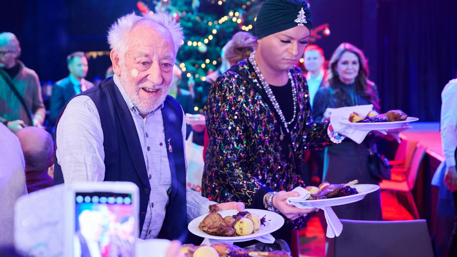 Zanders Weihnachtsfeier: Dieter Hallervorden (l.) und Julian F. M. Stoeckel servieren bedürftigen und obdachlosen Gästen einen leckeren Gänsebraten.