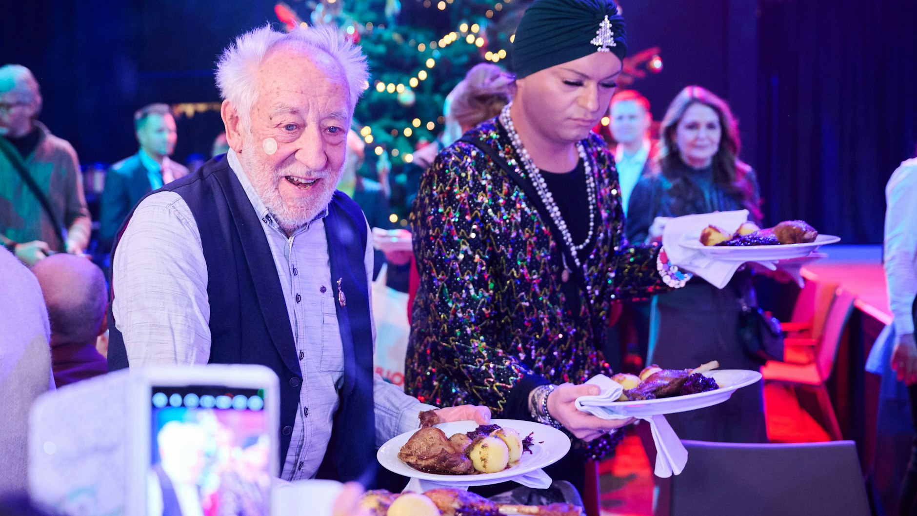 Zanders Weihnachtsfeier: Dieter Hallervorden (l.) und Julian F. M. Stoeckel servieren bedürftigen und obdachlosen Gästen einen leckeren Gänsebraten.