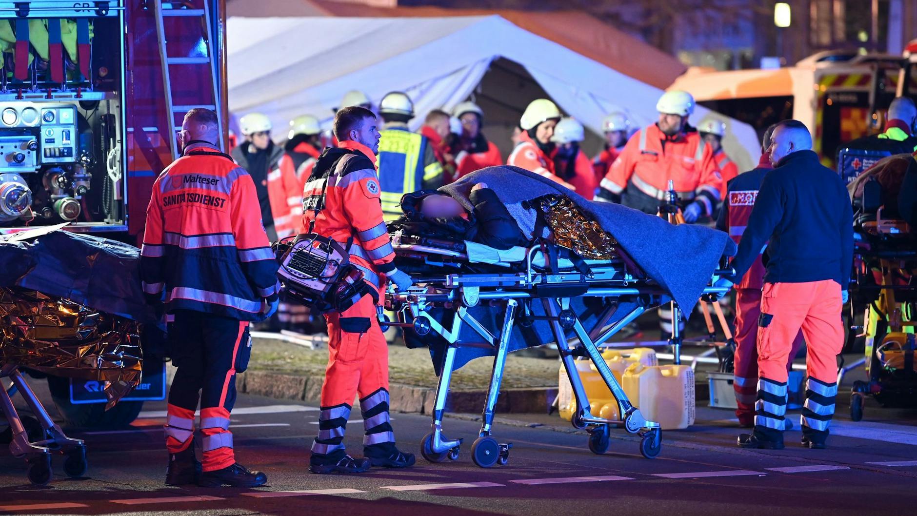 Ein Opfer des Anschlags auf den Magdeburger Weihnachtsmarkt wird von Rettern abtransportiert.