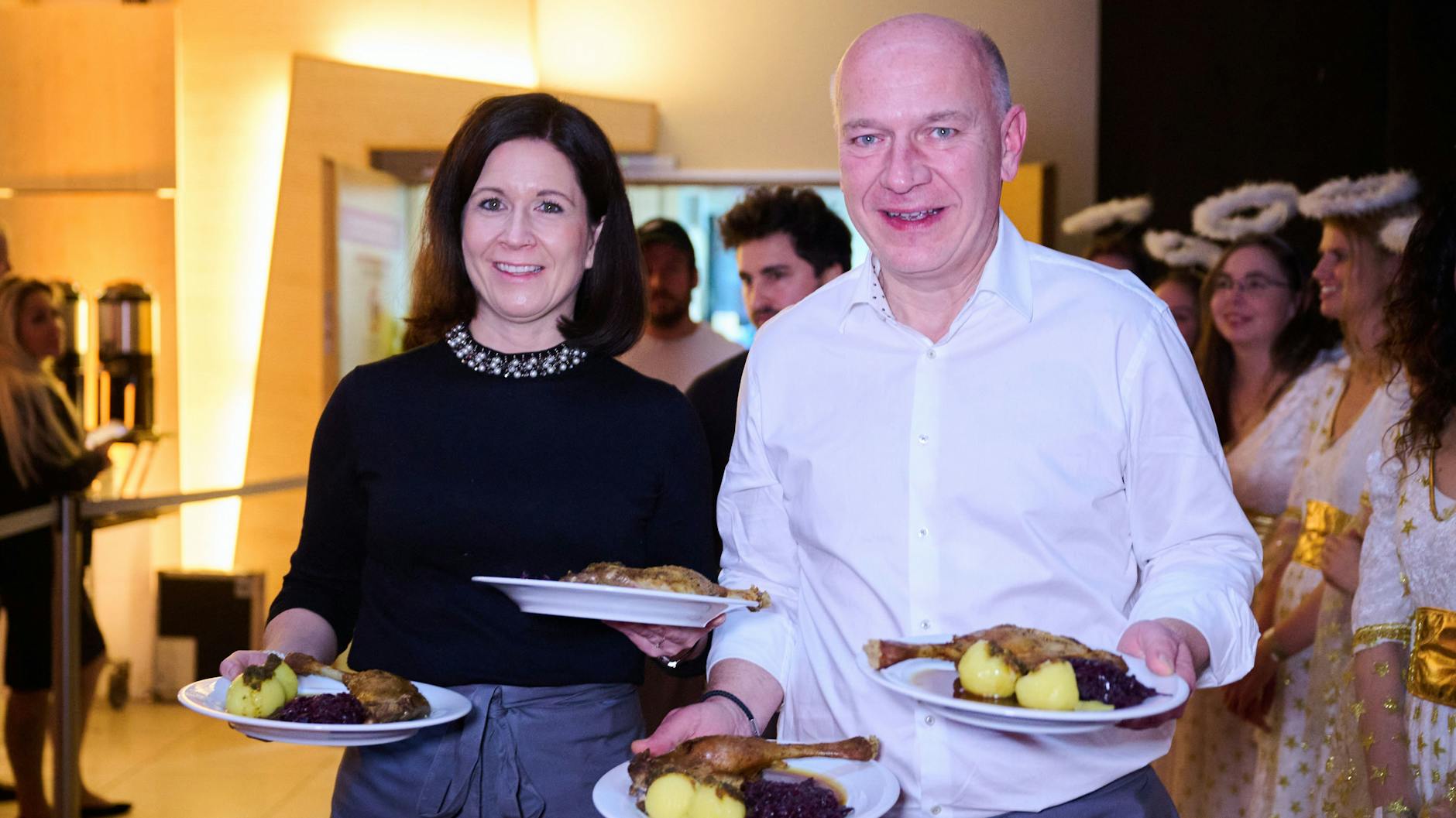 Strahlende Helfer auf der Weihnachtsfeier von Frank Zander in Berlin: Der Regierende Kai Wegner und Berlins First Lady Katharina Günther-Wünsch.