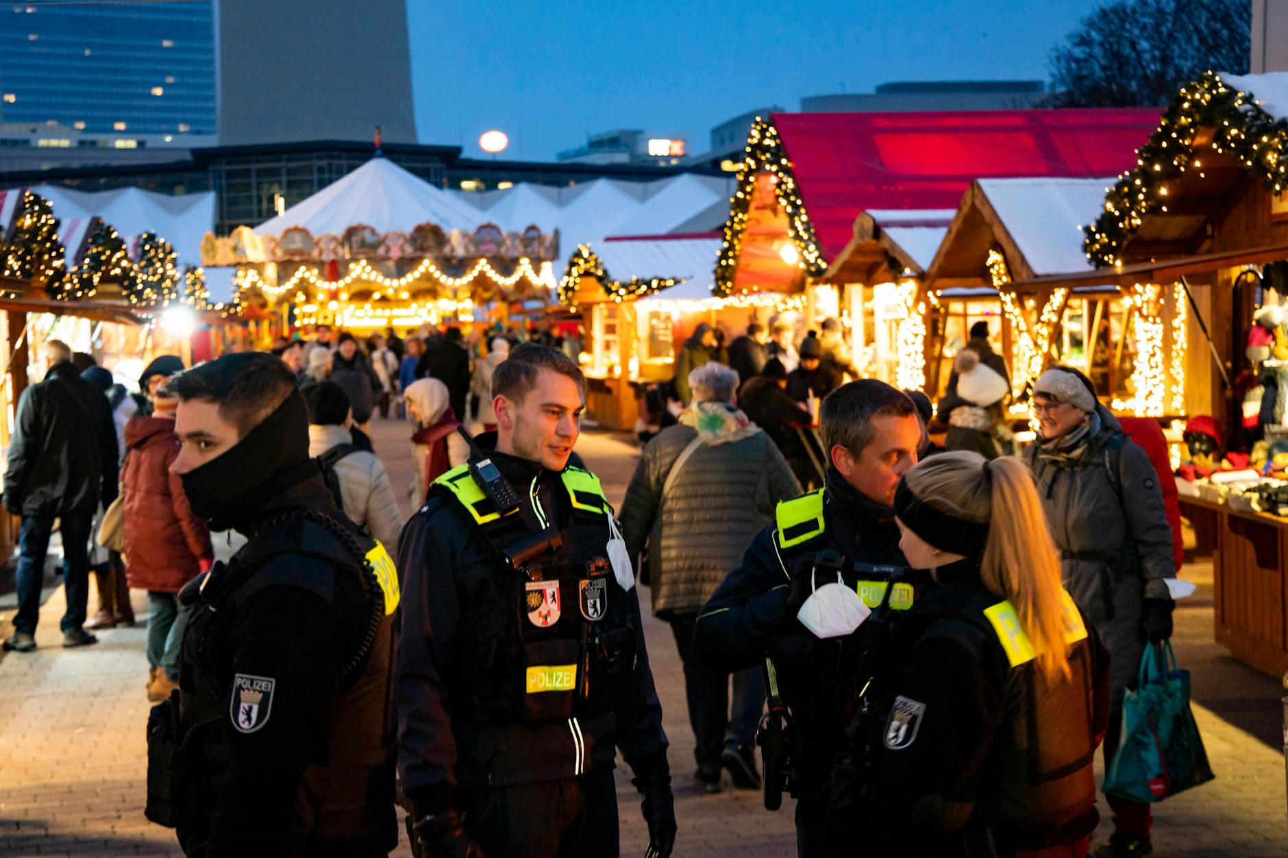 Berliner Polizisten patrouillieren auf einem Weihnachtsmarkt.