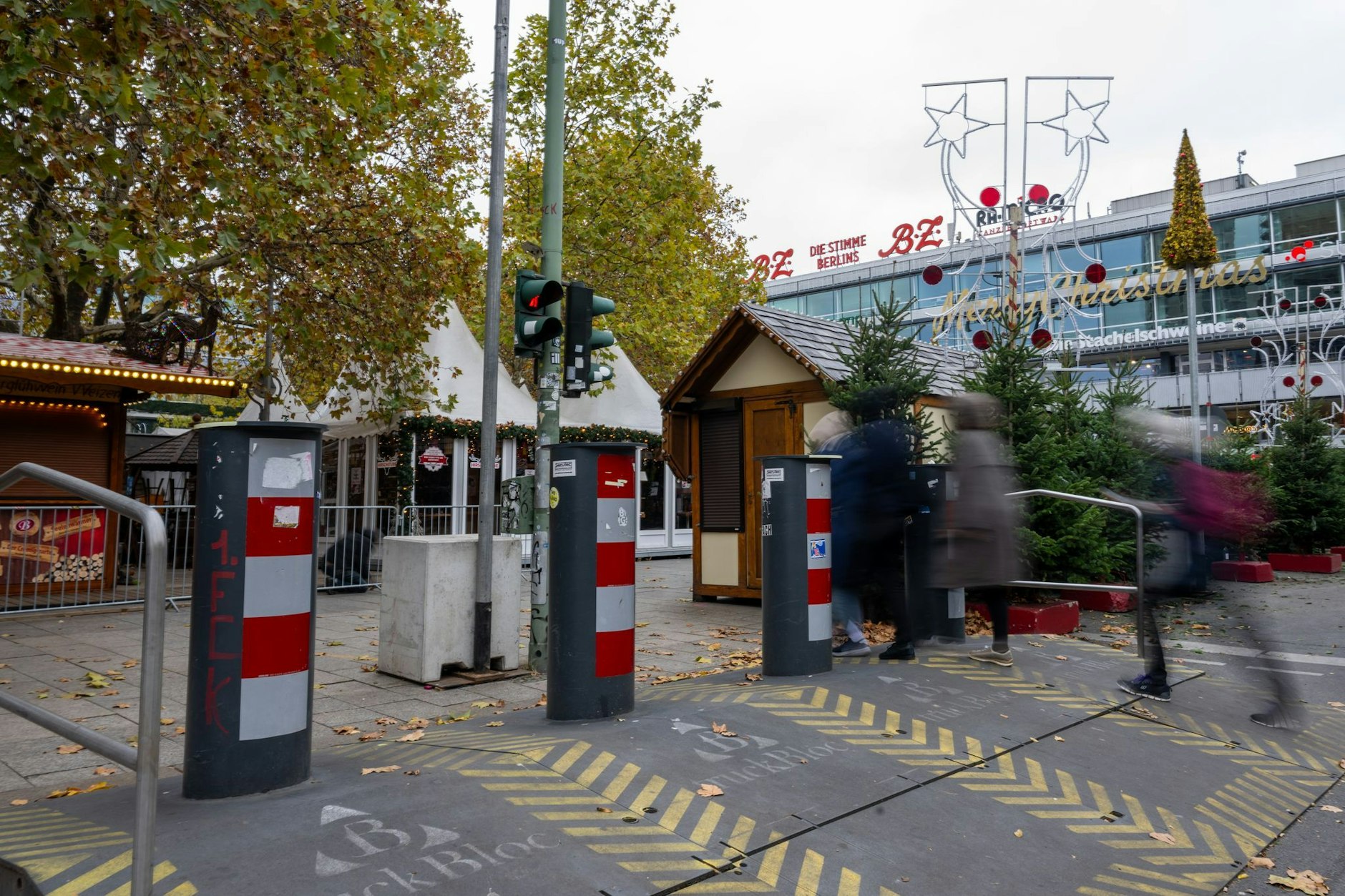 Der Weihnachtsmarkt am Breitscheidplatz: Hier schützen massive Absperrungen vor Attentaten mit Fahrzeugen.