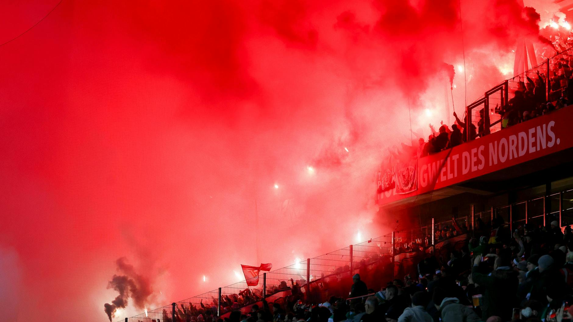 Im Union-Block brennt und qualmt es wie verrückt, der rote Nebel führt zu zwei Spiel-Unterbrechungen in Bremen.