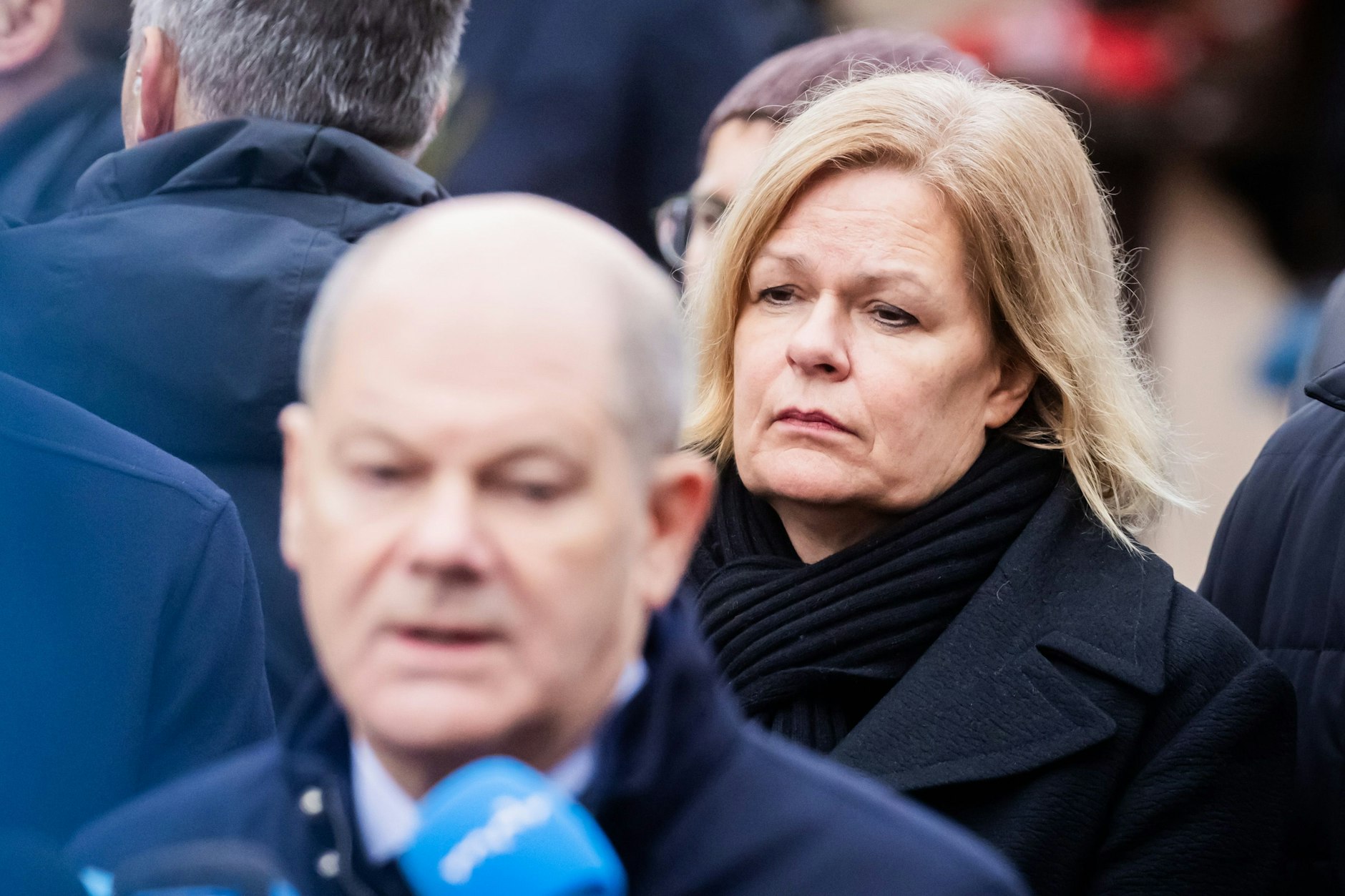 21.12.2024, Sachsen-Anhalt, Magdeburg: Nancy Faeser (SPD), Bundesministerin für Inneres und Heimat, steht neben Bundeskanzler Olaf Scholz (SPD) auf dem Weihnachtsmarkt in Magdeburg, als dieser ein Statement gibt. Auf dem Weihnachtsmarkt in Magdeburg ist ein Autofahrer in eine Menschengruppe gefahren.