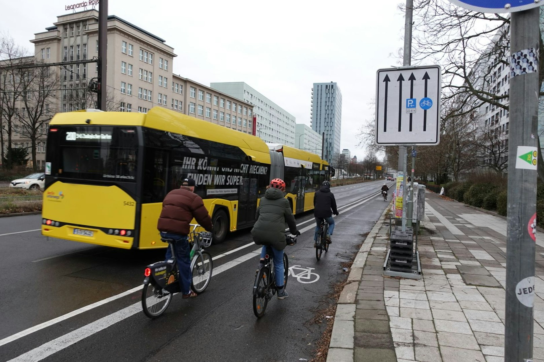 Einst mit-, jetzt nur noch nebeneinander: Fahrradfahrer sind jetzt die Chefs auf der einstigen Busspur in der Otto-Braun-Straße.