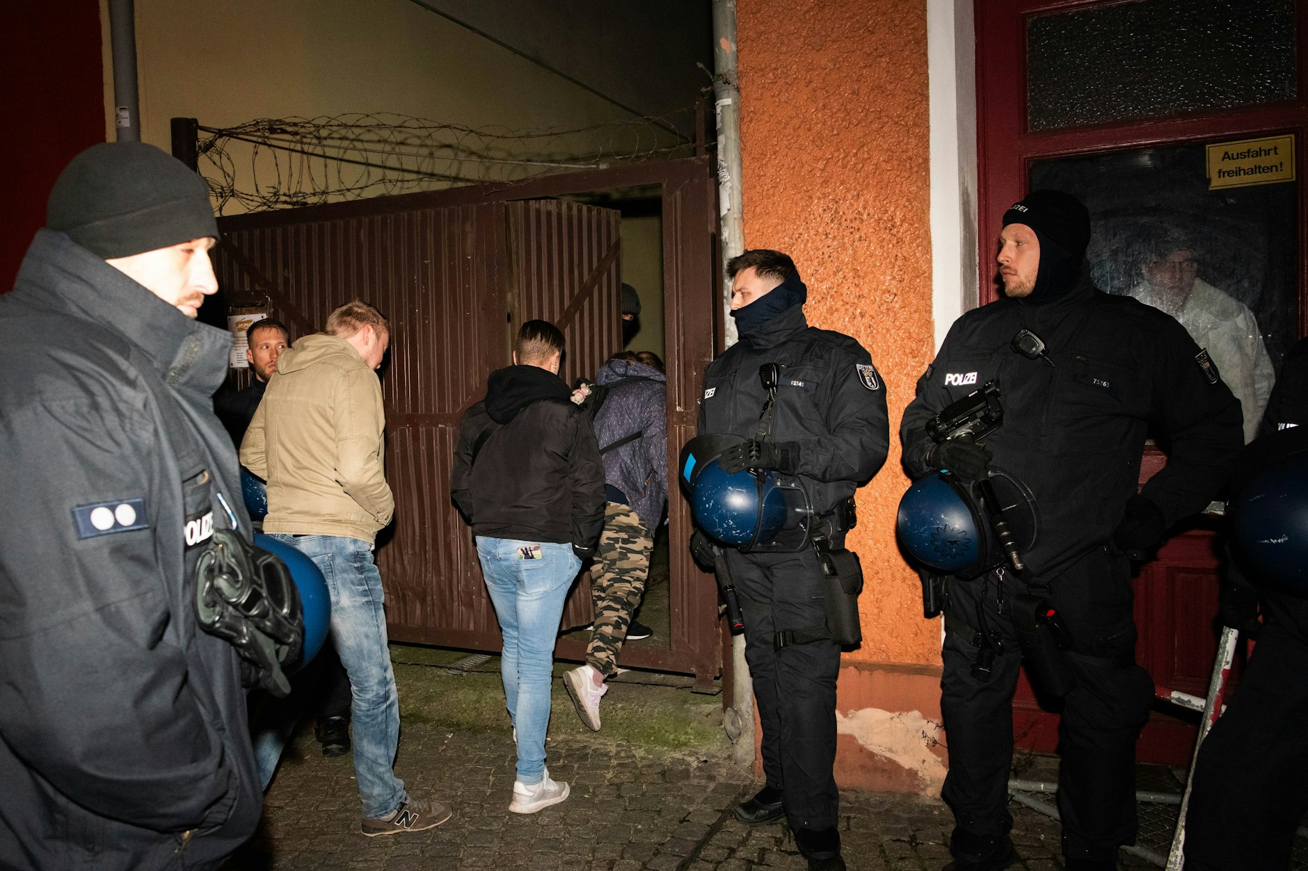 Die Polizei schirmte die Demonstranten von den Konzertbesuchern ab.