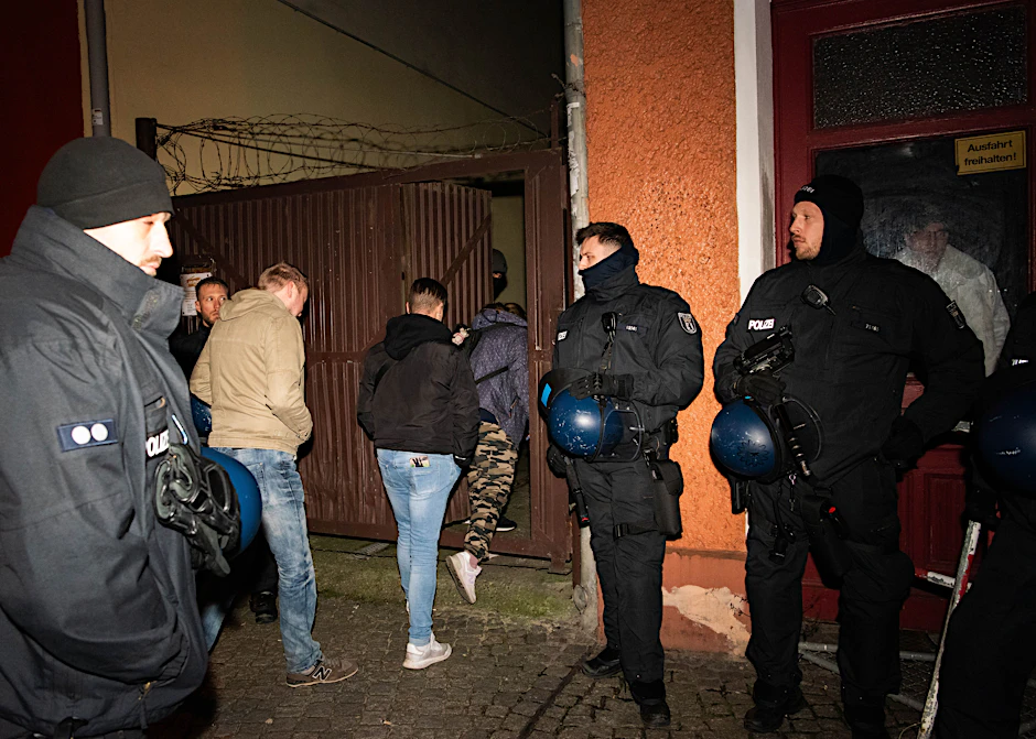 Die Polizei schirmte die Demonstranten von den Konzertbesuchern ab.