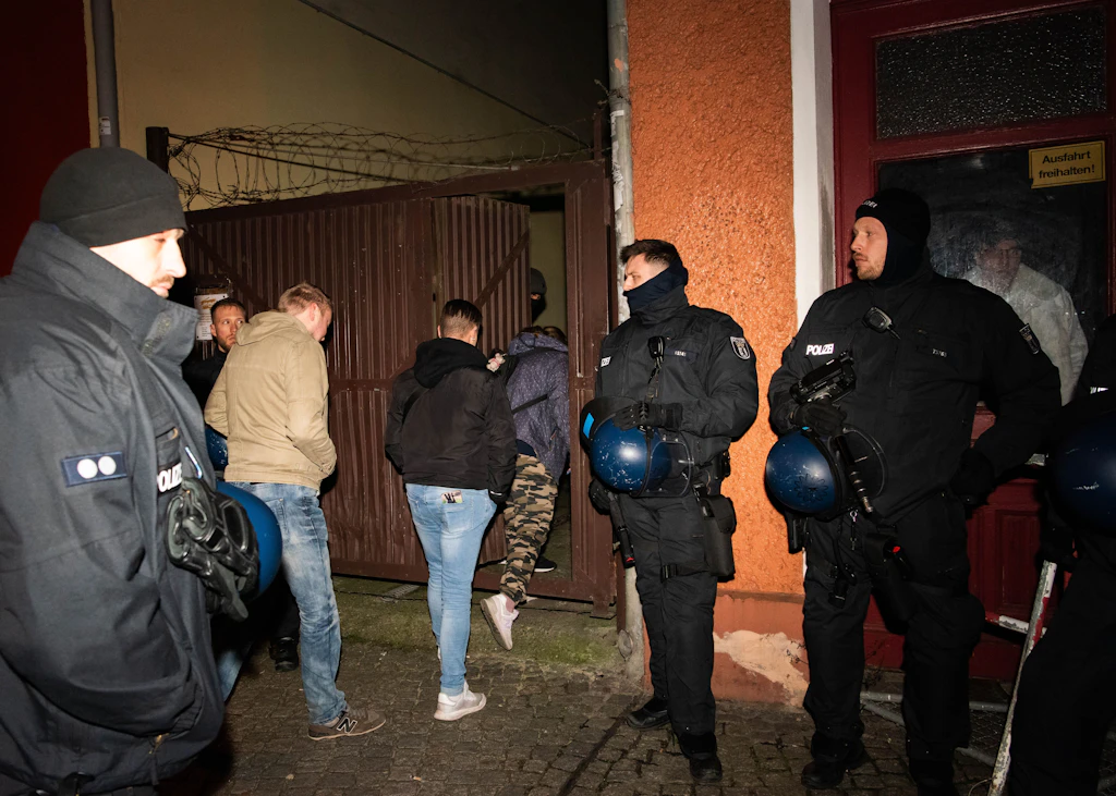 Antifa, Thor Steinar ve pis kokulu parmak