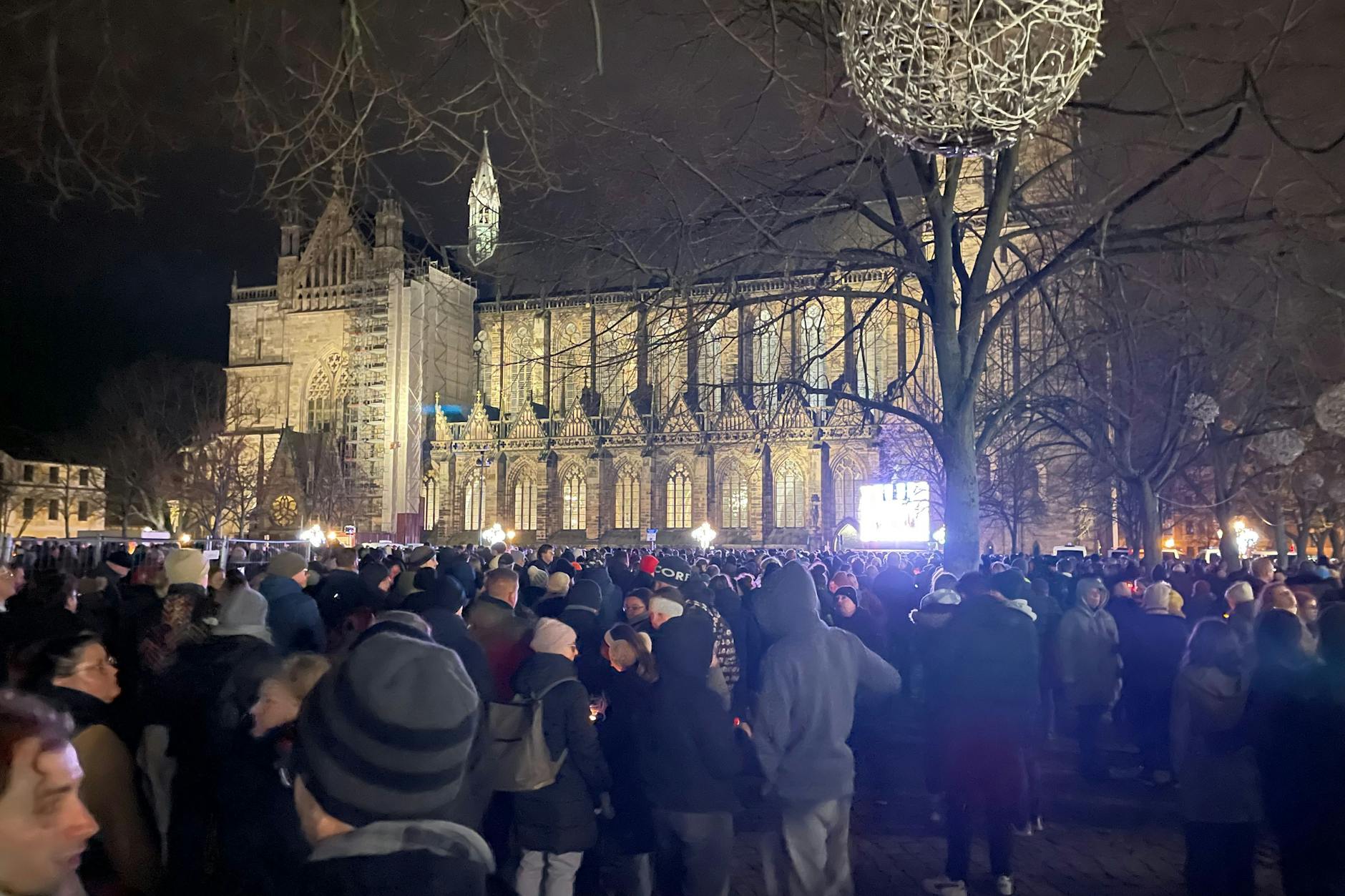 Viele Menschen versammeln sich vor dem Magdeburger Dom, wo heute um 19 Uhr eine Gedenkfeier beginnen soll.