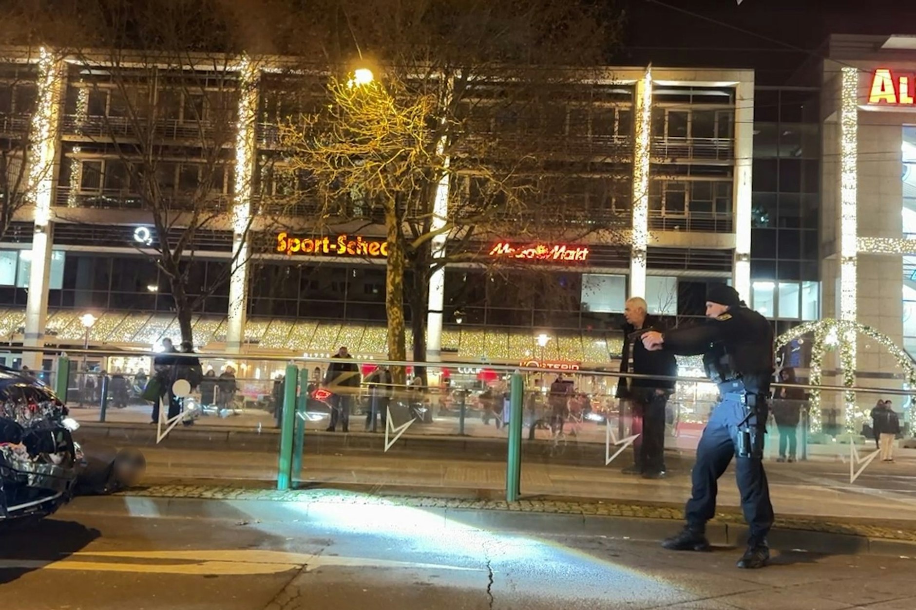 Der mutmaßliche Täter des Anschlags auf den Weihnachtsmarkt in Magdeburg (links im Bild) konnte von Polizisten neben einer Straßenbahn-Haltestelle festgenommen werden. Am Donnerstag hätte er vor Gericht in Berlin erscheinen sollen.