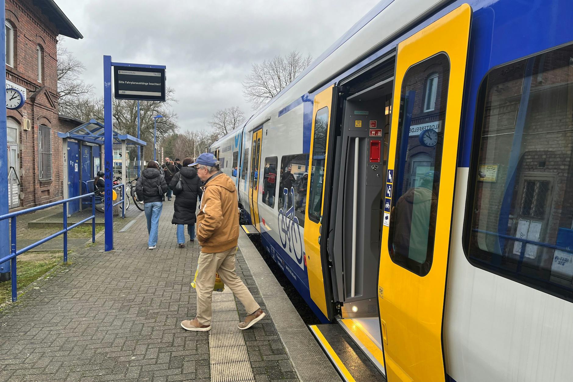 Ein Wasserstoffzug vom Typ Siemens Mireo Plus H hält im Bahnhof Klosterfelde (Landkreis Barnim). Am 15. Dezember 2024 begann der Einsatz. Doch das Tanken ist bis heute ein Problem.
